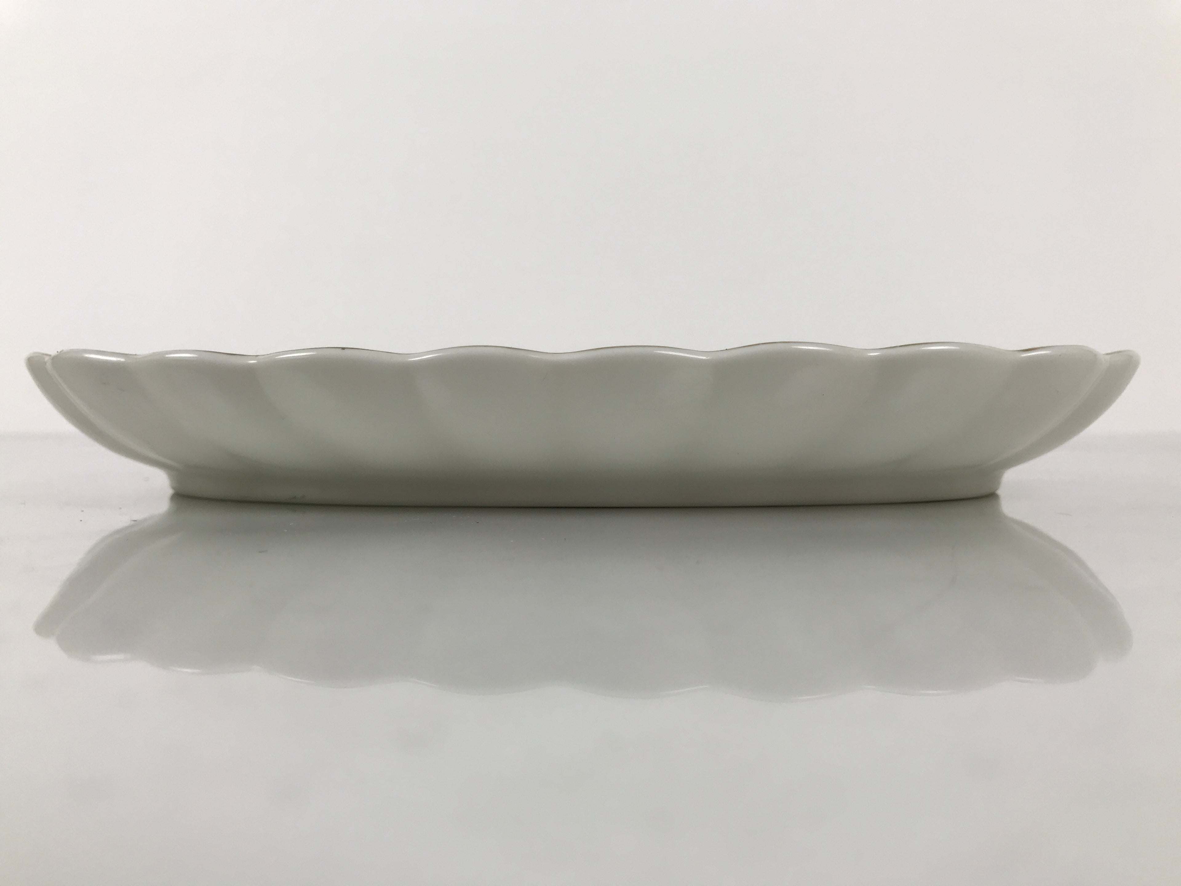 Japanese Porcelain Serving Plate Vtg Oval White Floral Lily Gold Kikuzara Y446