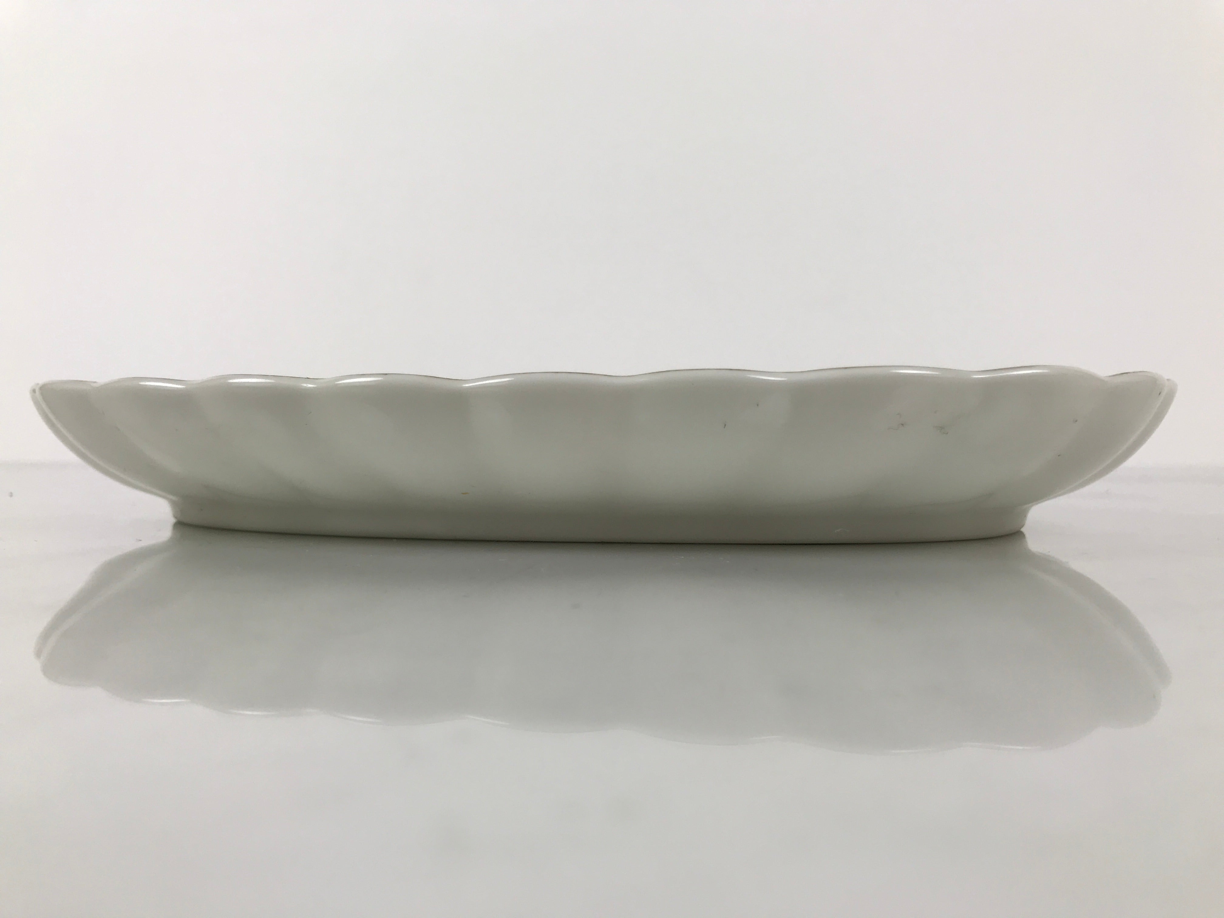 Japanese Porcelain Serving Plate Vtg Oval White Floral Lily Gold Kikuzara Y446