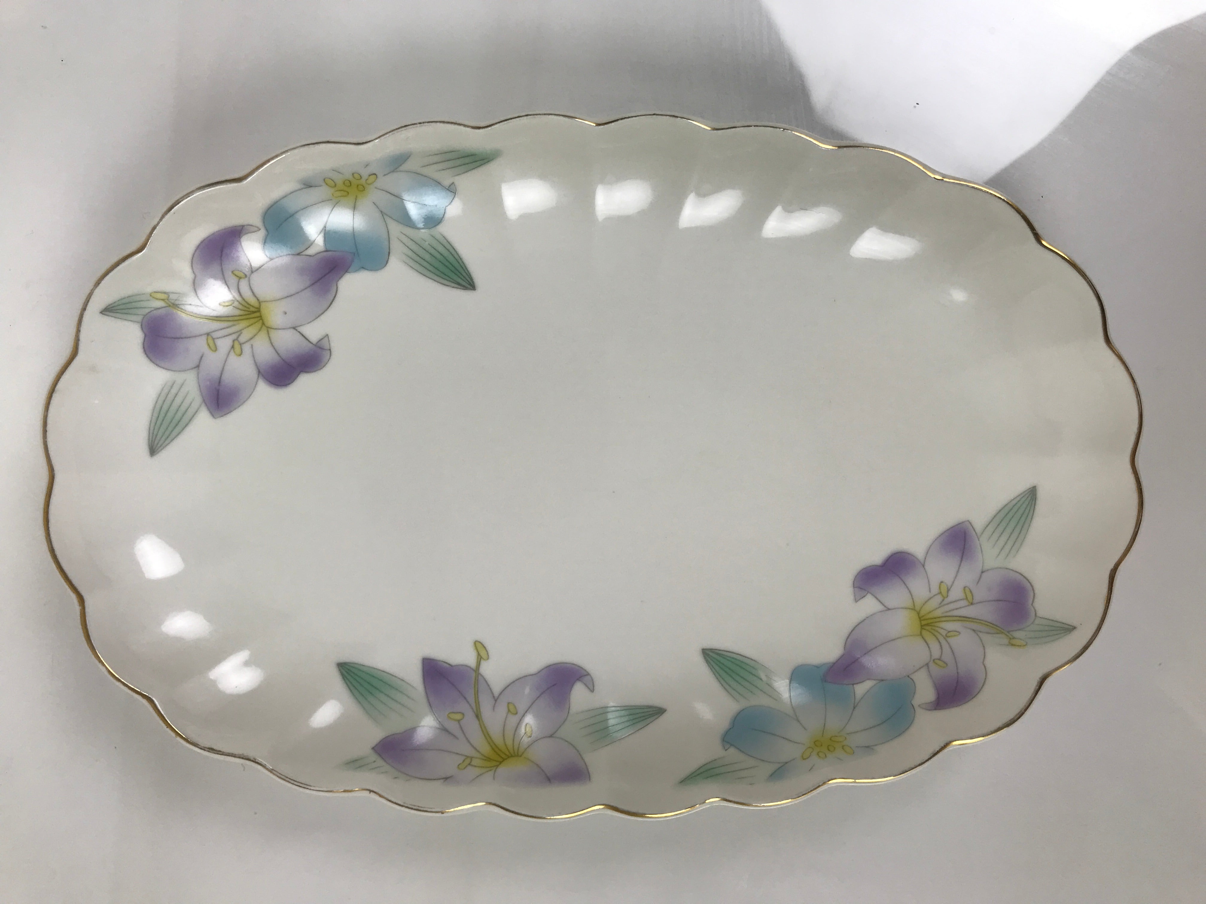 Japanese Porcelain Serving Plate Vtg Oval White Floral Lily Gold Kikuzara Y446