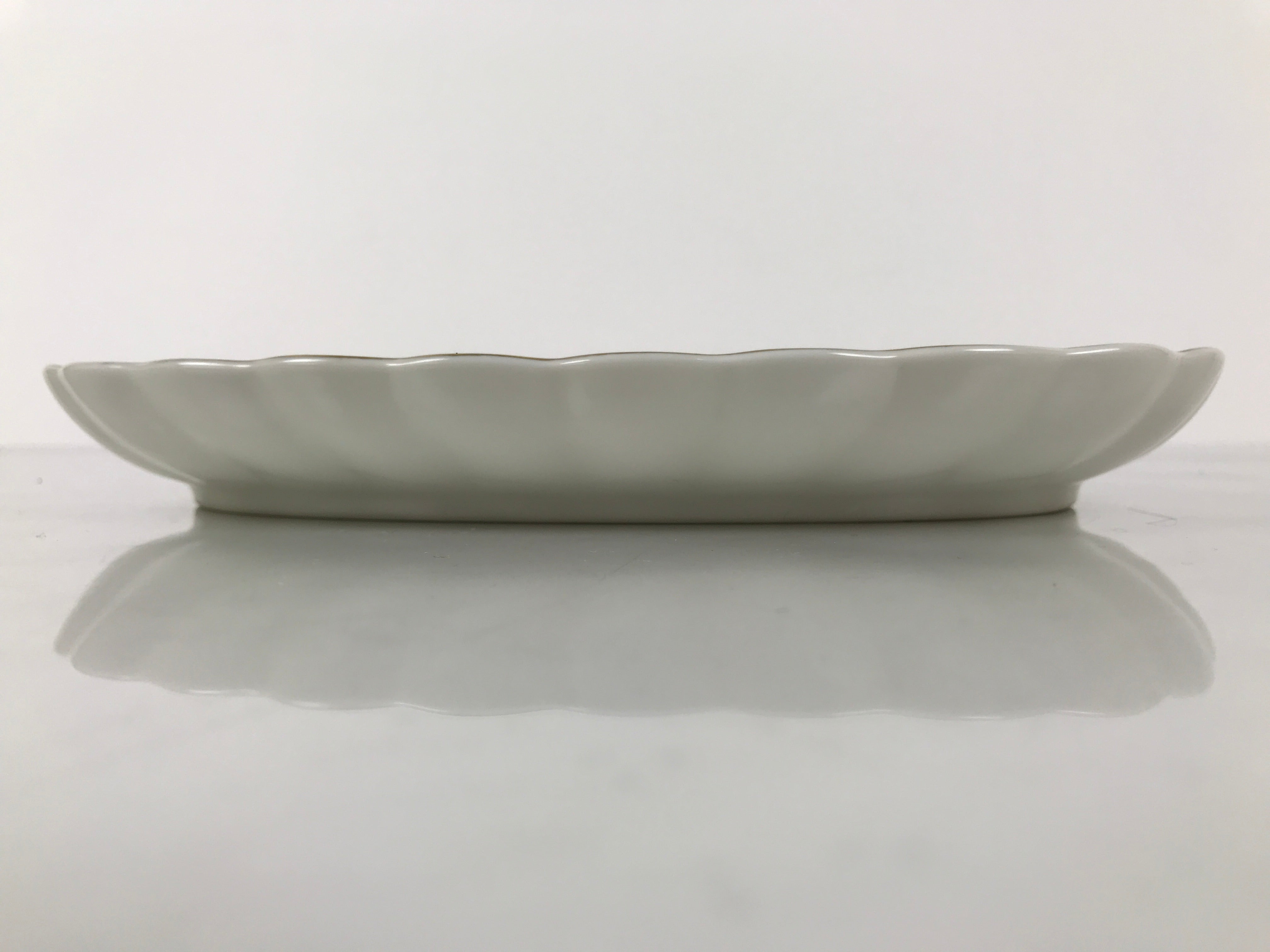 Japanese Porcelain Serving Plate Vtg Oval White Floral Lily Gold Kikuzara Y447