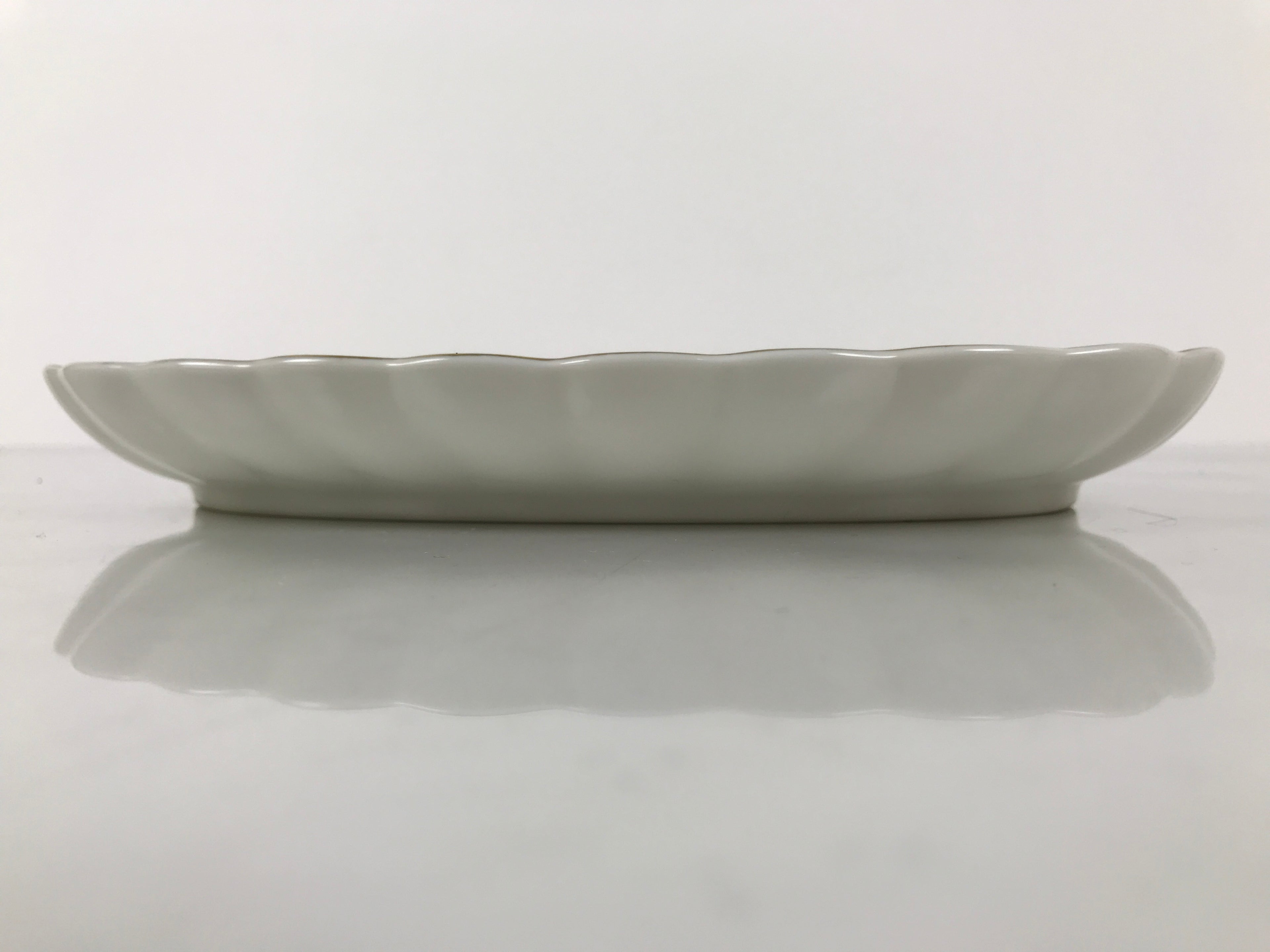 Japanese Porcelain Serving Plate Vtg Oval White Floral Lily Gold Kikuzara Y447
