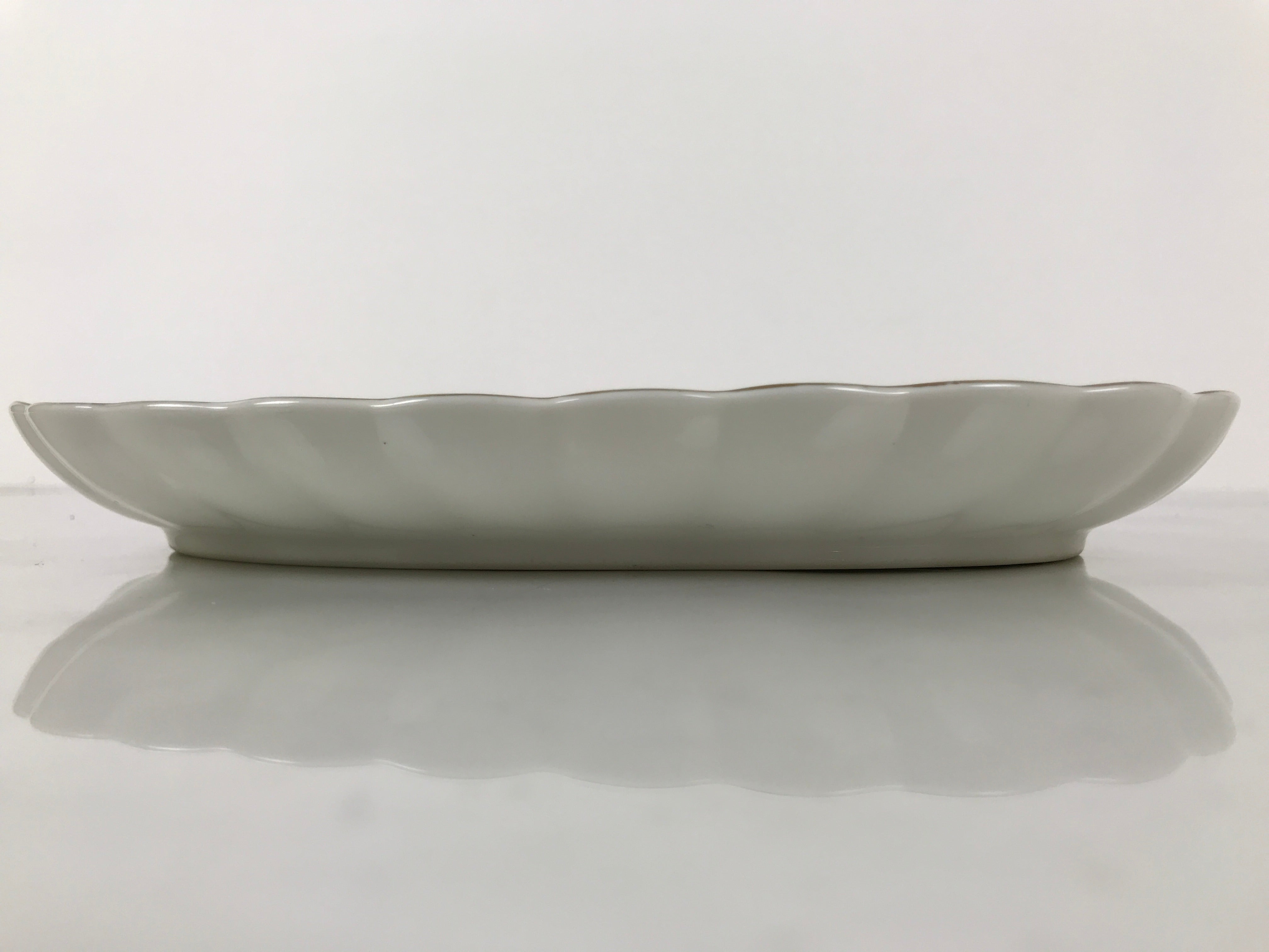 Japanese Porcelain Serving Plate Vtg Oval White Floral Lily Gold Kikuzara Y448