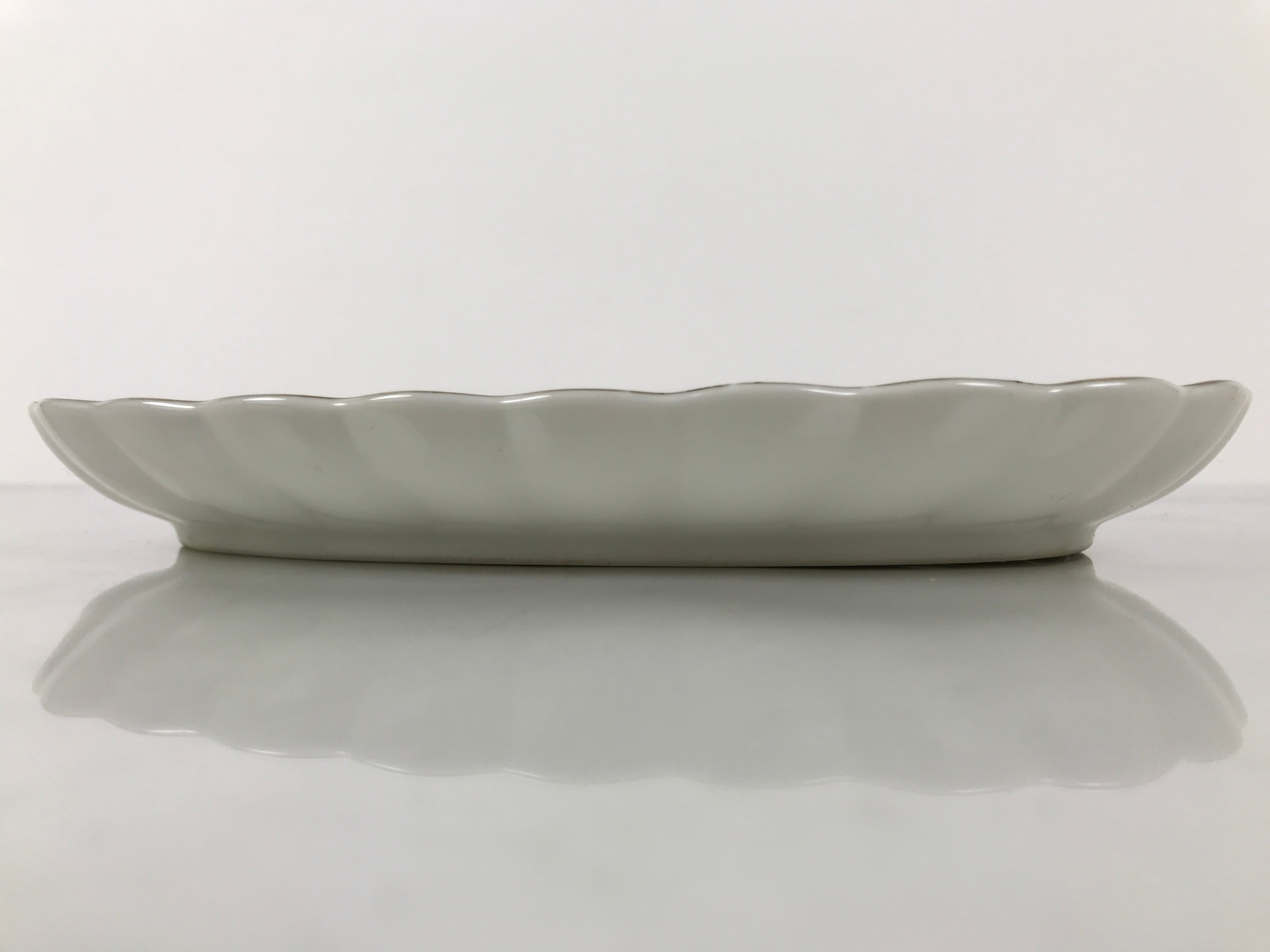 Japanese Porcelain Serving Plate Vtg Oval White Floral Lily Gold Kikuzara Y448