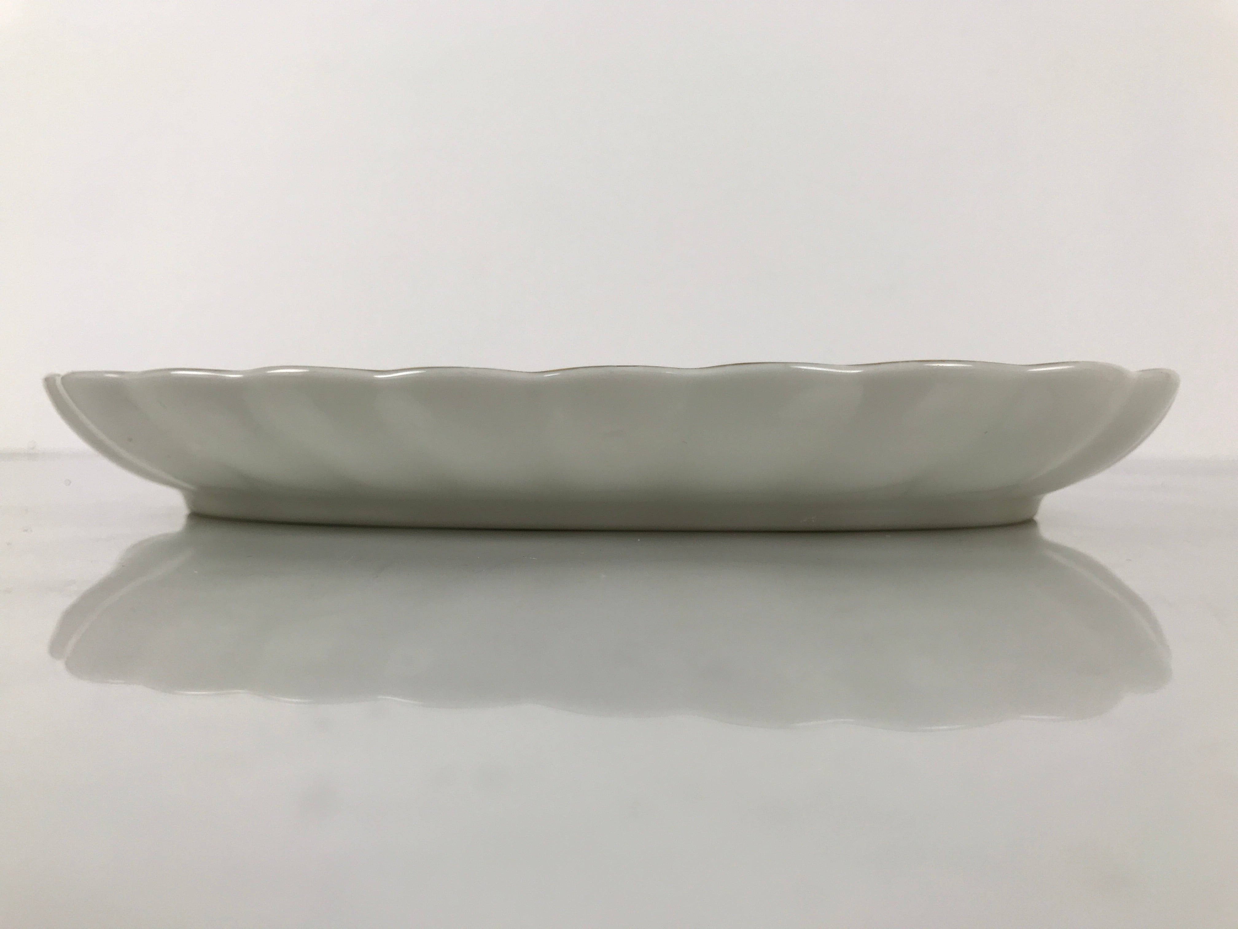 Japanese Porcelain Serving Plate Vtg Oval White Floral Lily Gold Kikuzara Y449