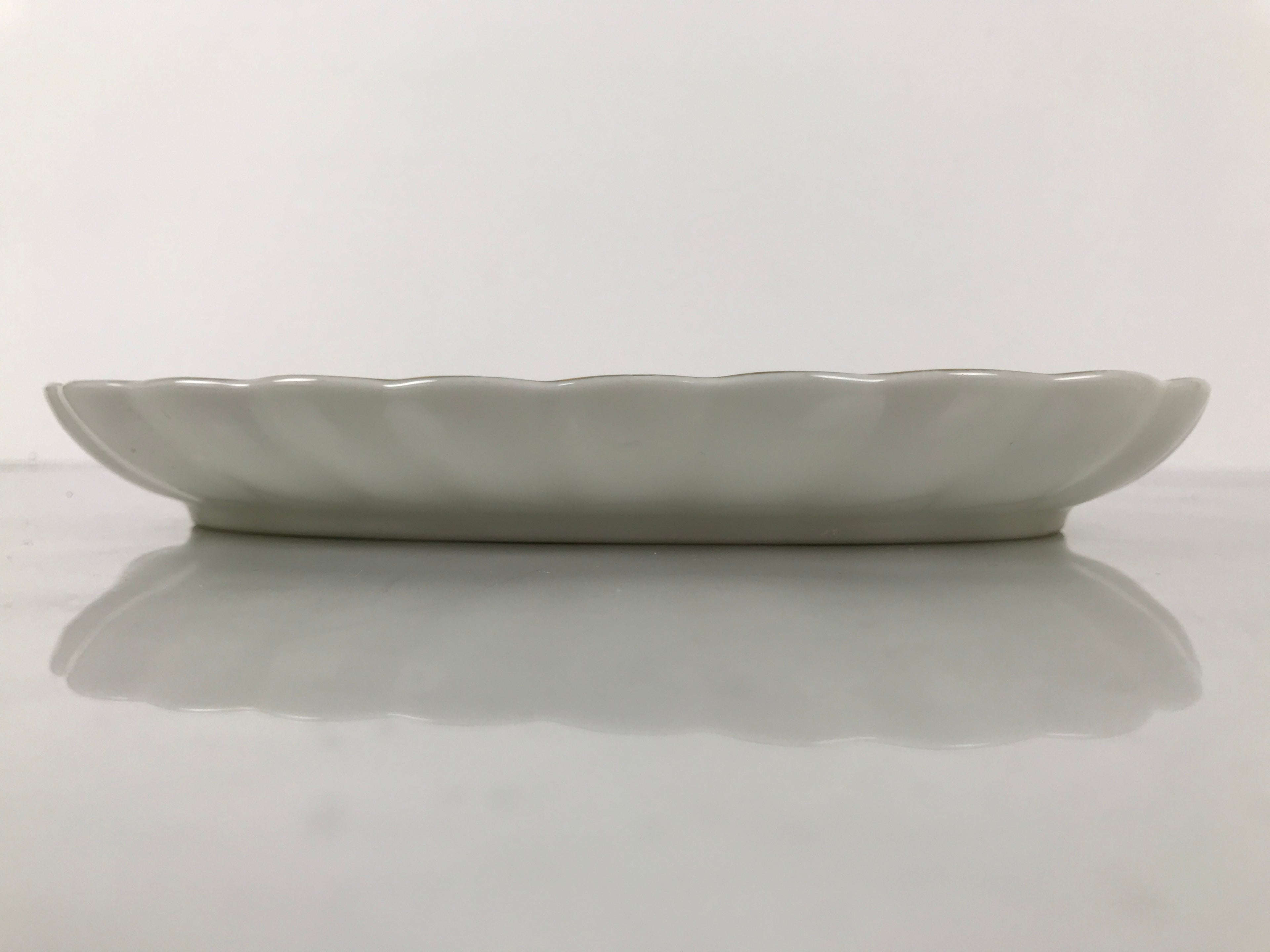 Japanese Porcelain Serving Plate Vtg Oval White Floral Lily Gold Kikuzara Y449