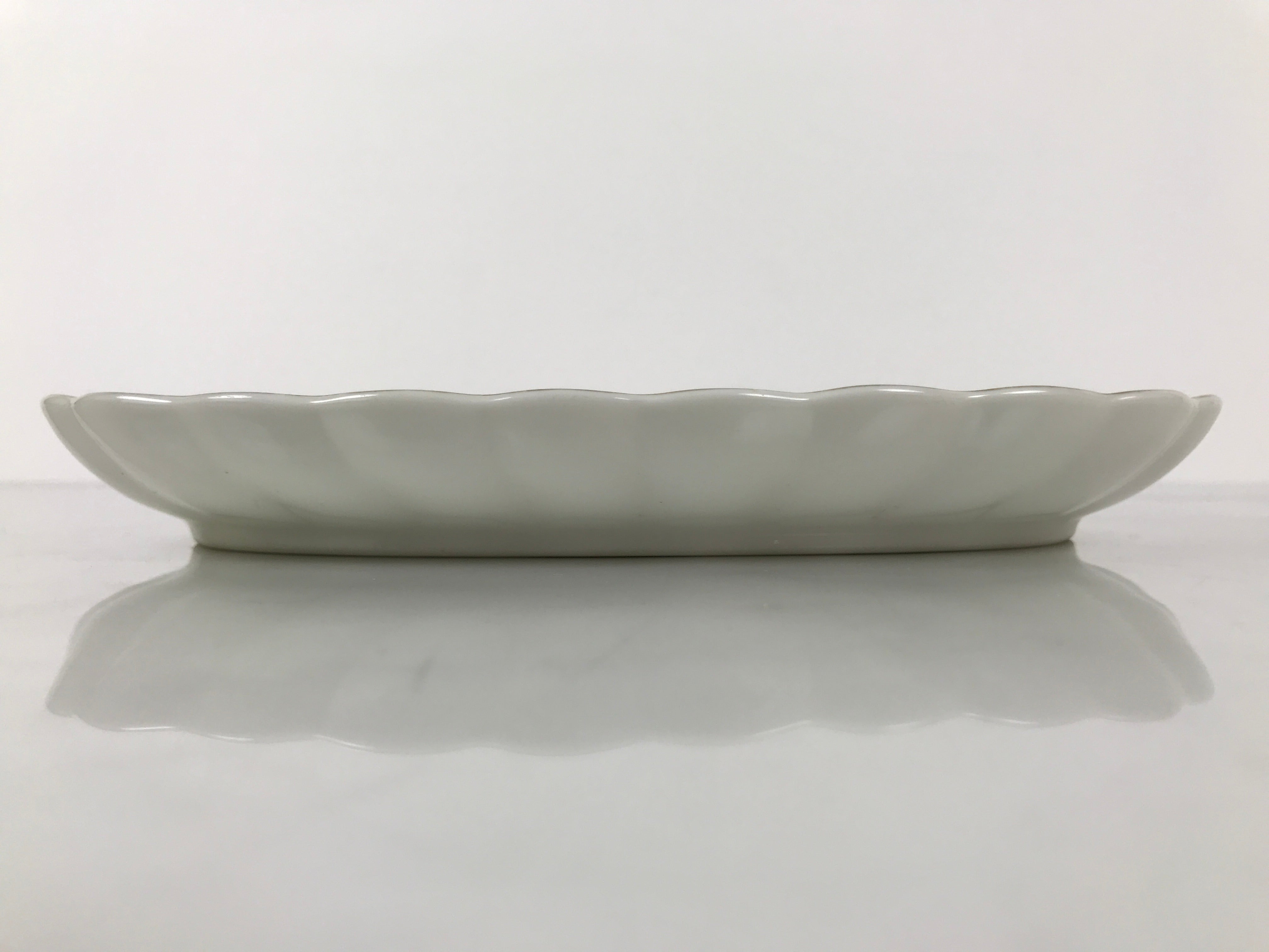 Japanese Porcelain Serving Plate Vtg Oval White Floral Lily Gold Kikuzara Y449