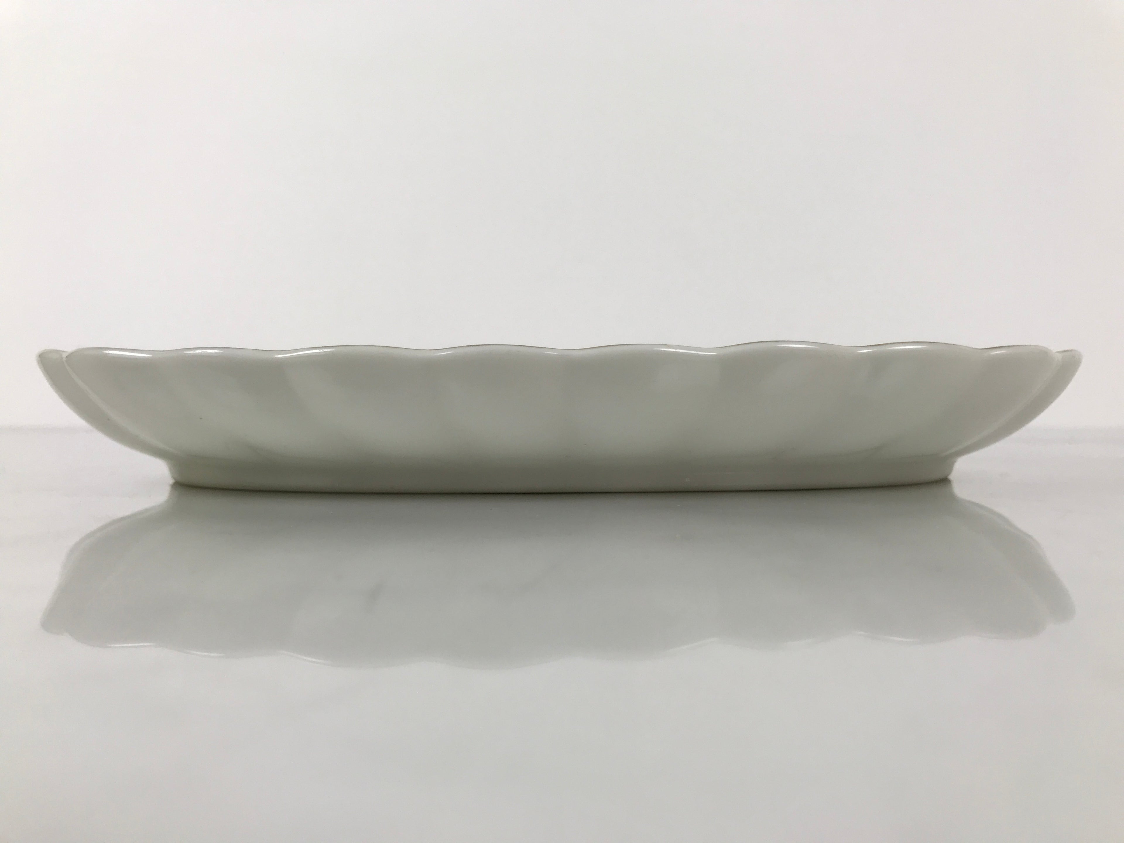 Japanese Porcelain Serving Plate Vtg Oval White Floral Lily Gold Kikuzara Y449