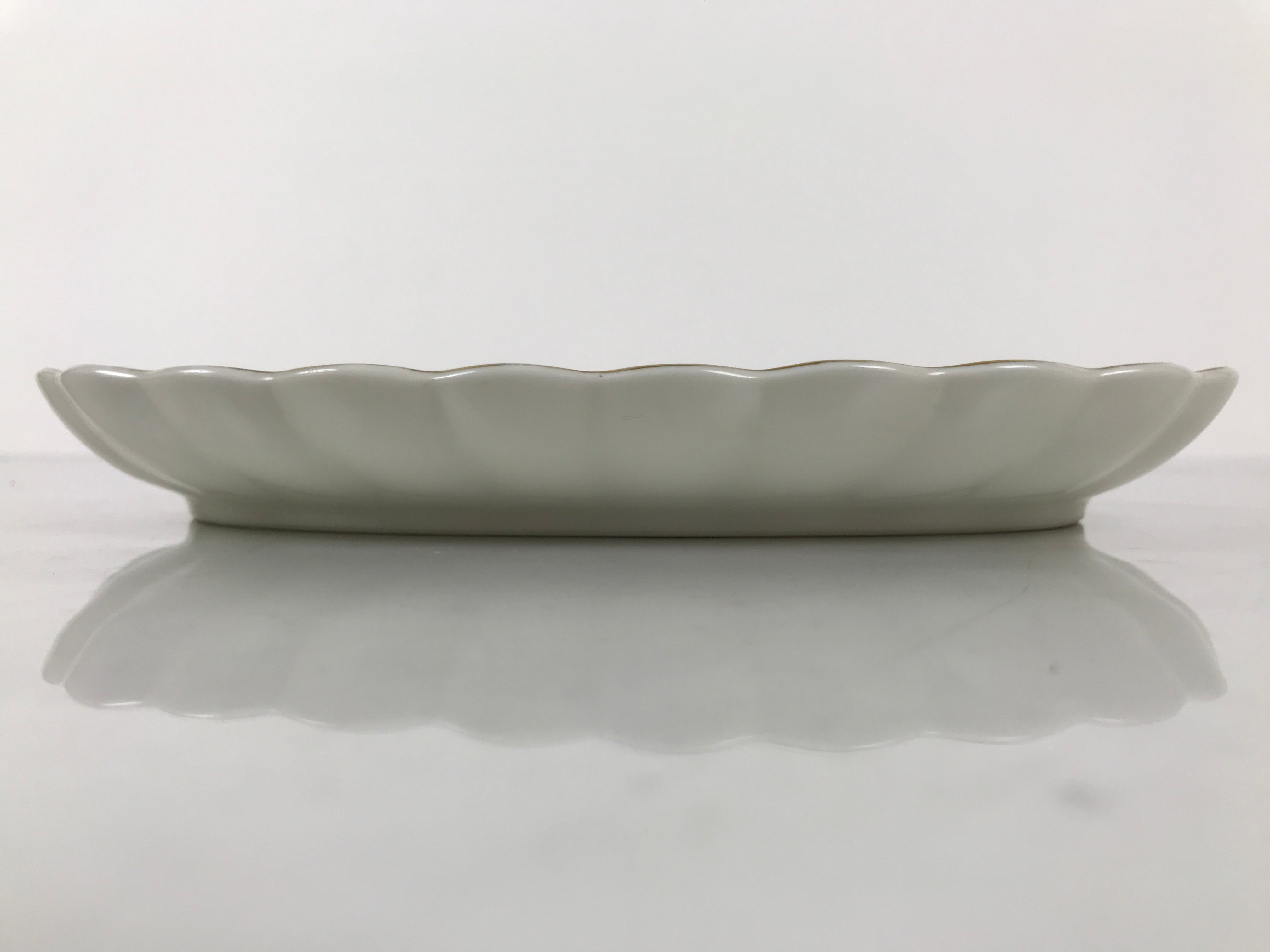 Japanese Porcelain Serving Plate Vtg Oval White Floral Lily Gold Kikuzara Y450