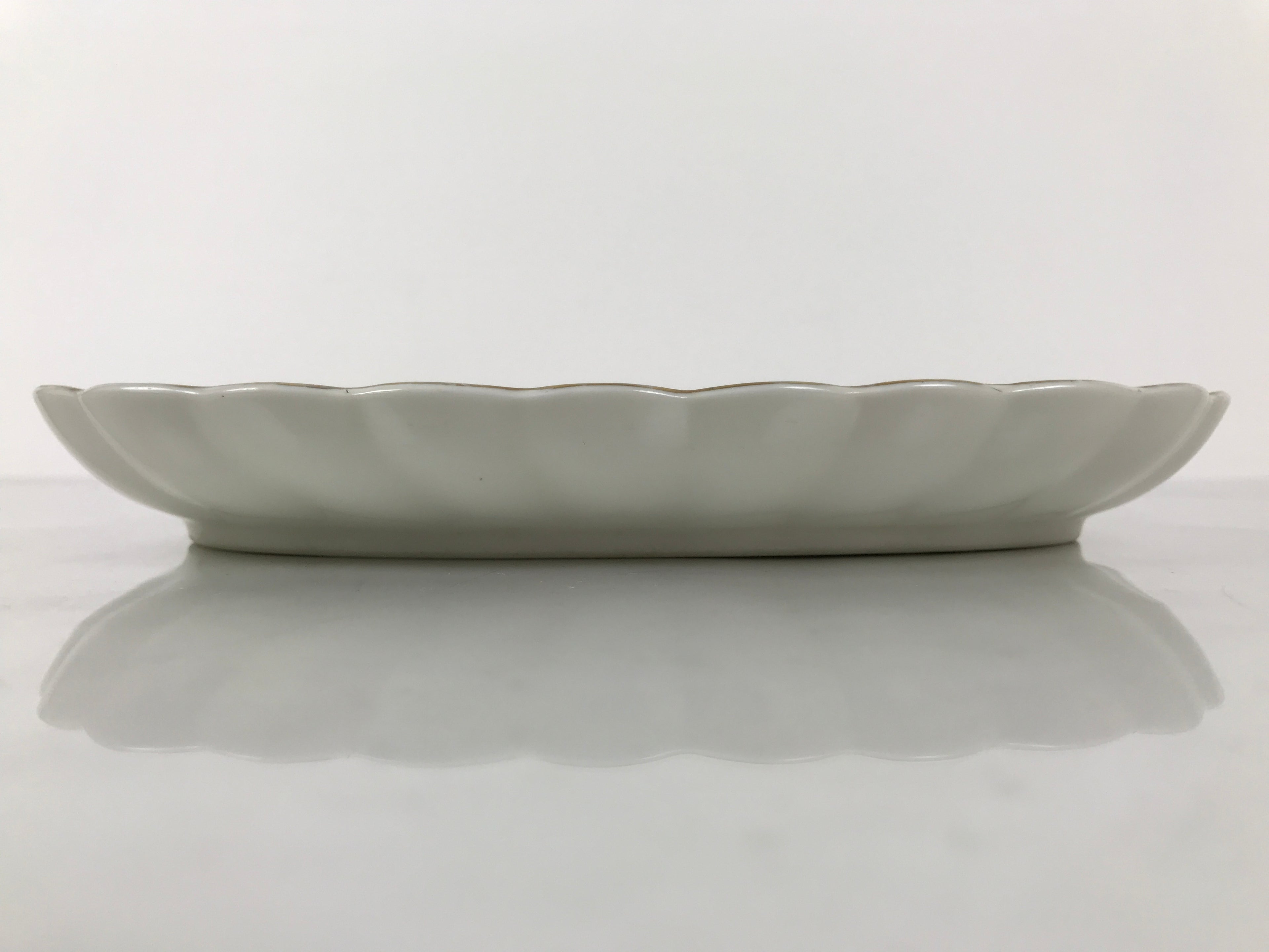 Japanese Porcelain Serving Plate Vtg Oval White Floral Lily Gold Kikuzara Y450