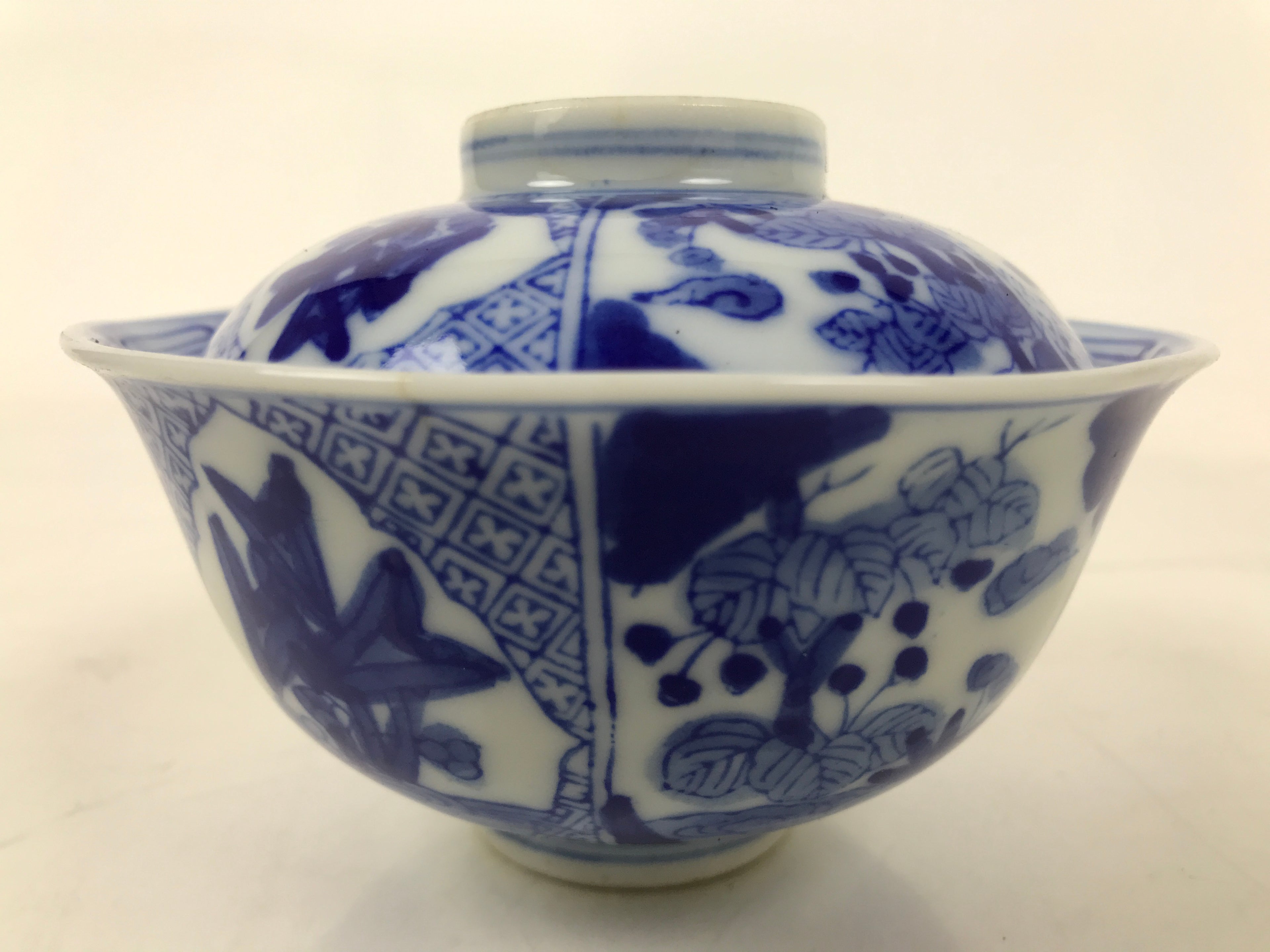 Japanese Porcelain Sometsuke Lidded Bowl Owan Vtg Pottery White Blue Floral Y310