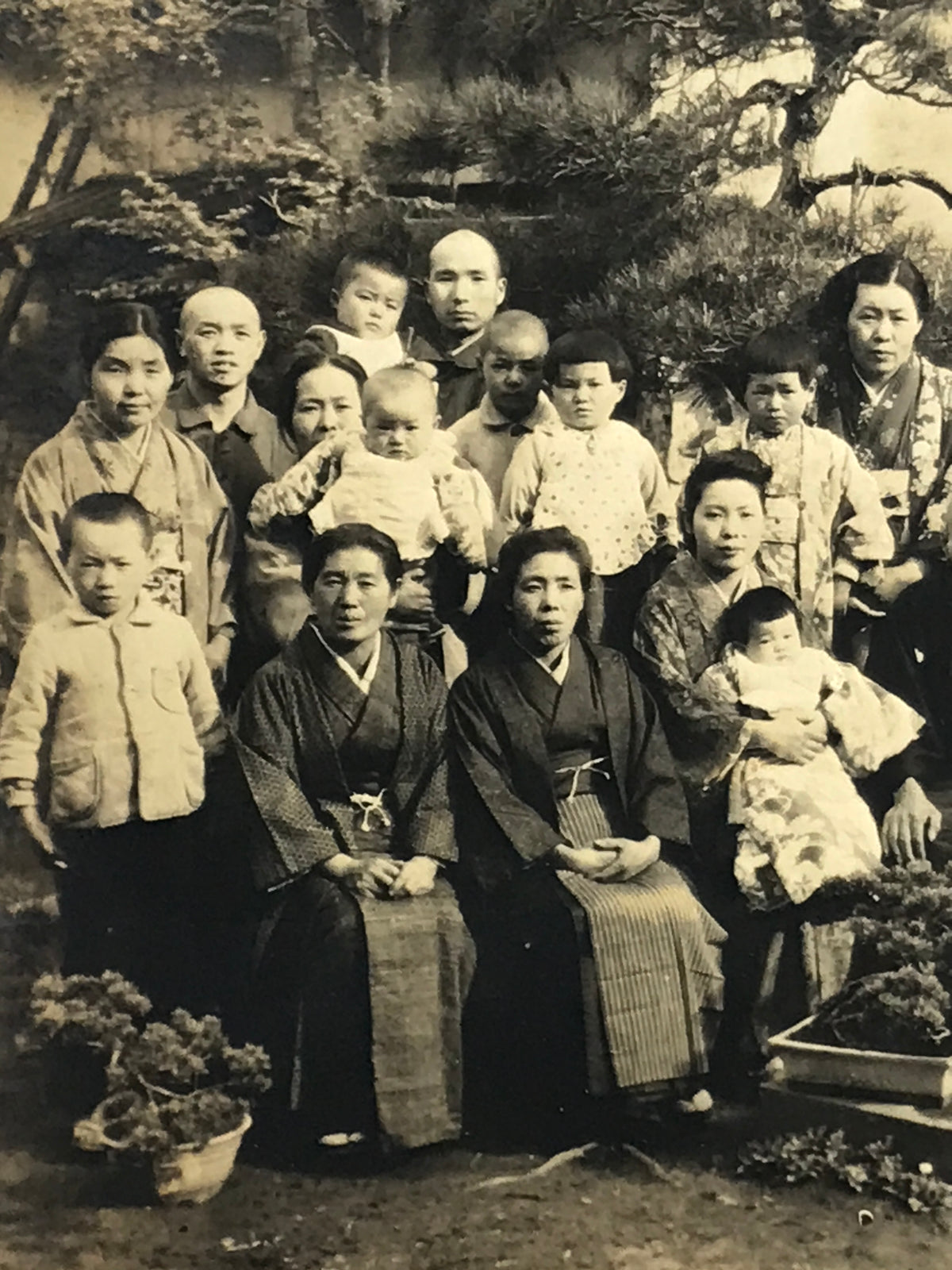Japanese Showa Family Photograph Vtg Group Daily Life Kimono Sepia Tone PH100