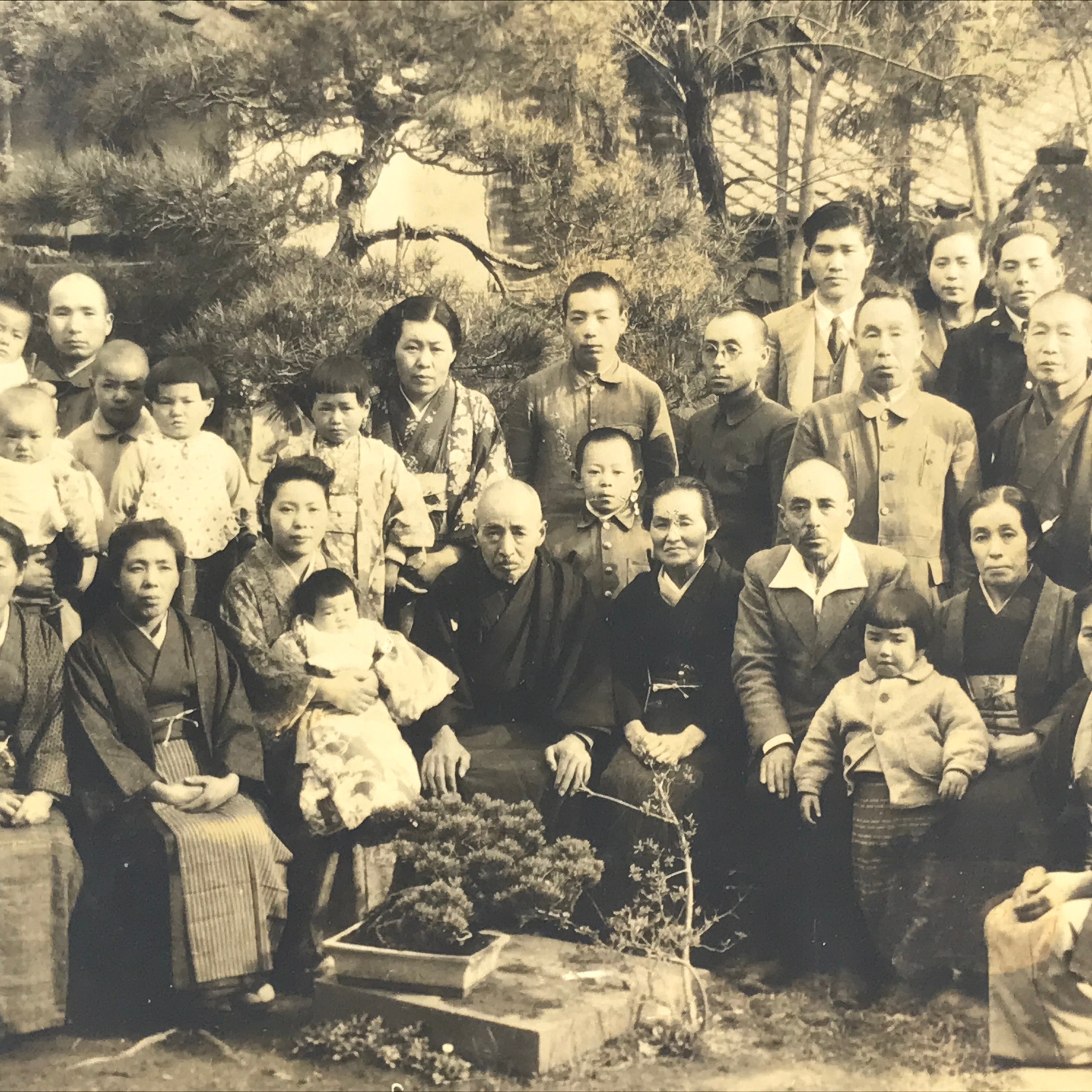 Japanese Showa Family Photograph Vtg Group Daily Life Kimono Sepia