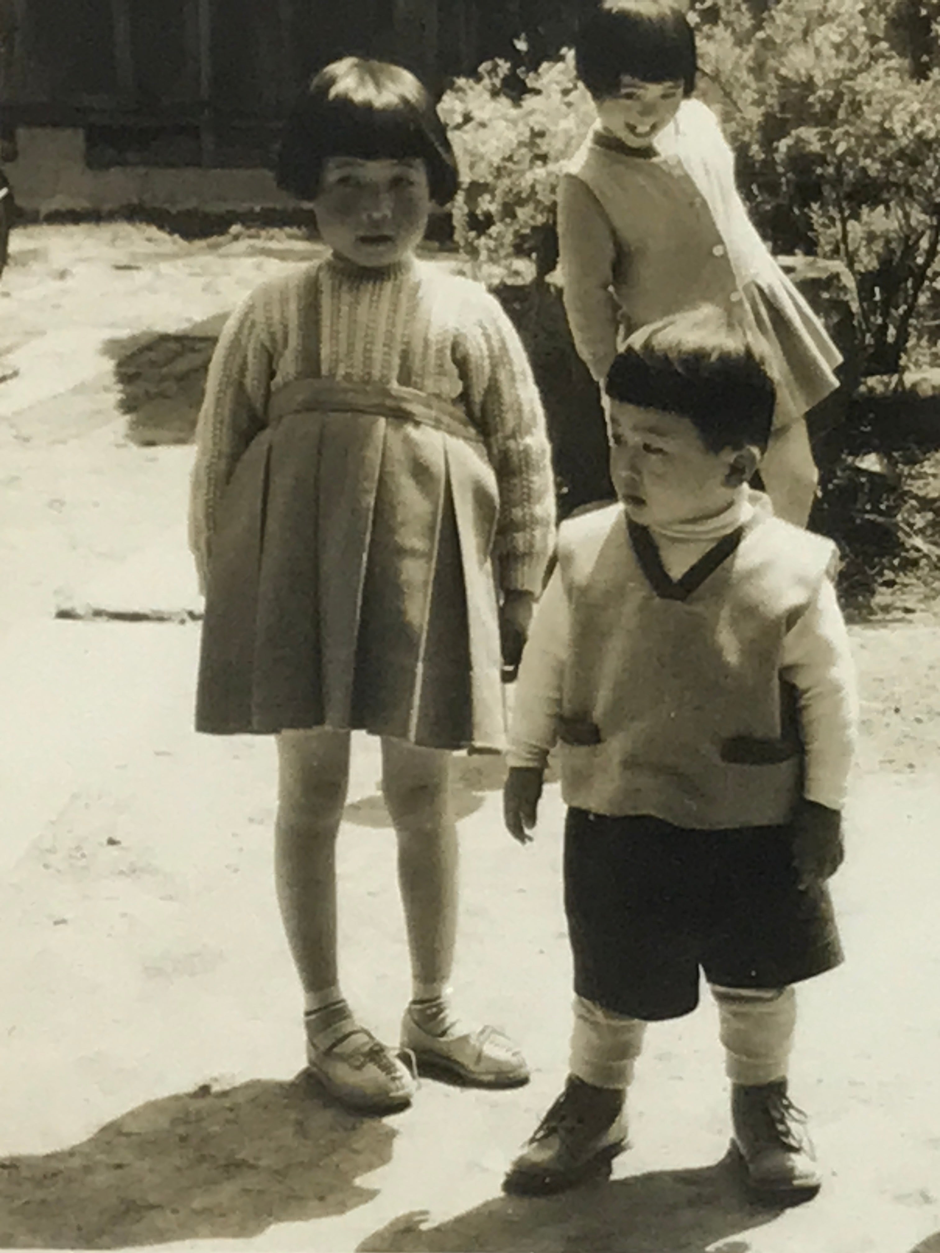 Japanese Showa Young Children Photograph Vtg Outdoors Playtime Black White PH203