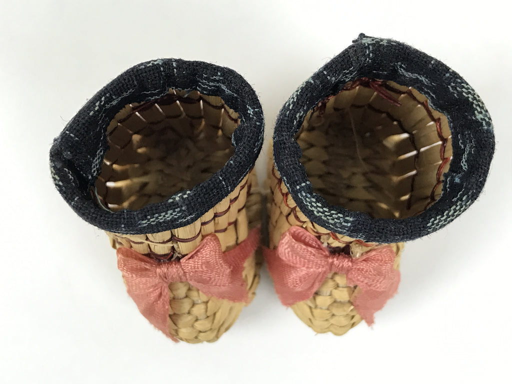 Japanese Straw Kokeshi Doll Vtg Figurine Snow Boots Handmade Ribbon Brown KF797