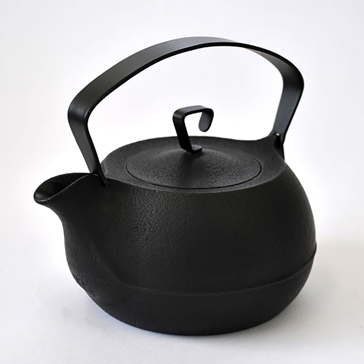 https://chidorivintage.com/cdn/shop/files/Tea-supplies-Cast-iron-kettle-1_3L-Black-Award-winning-work-Nambu-ironware-Metalwork-2.jpg?v=1690918089