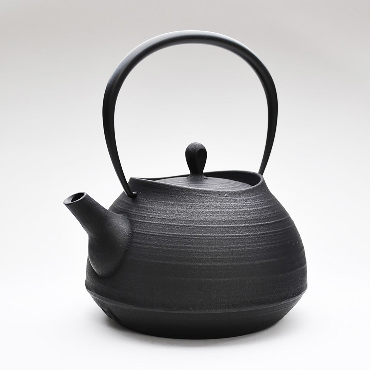 https://chidorivintage.com/cdn/shop/files/Tea-supplies-Iron-kettle-Brush-mark-1_0L-Black-Induction-cooker-200V-compatible-Nambu-ironware-Metalwork-2.jpg?v=1690917936
