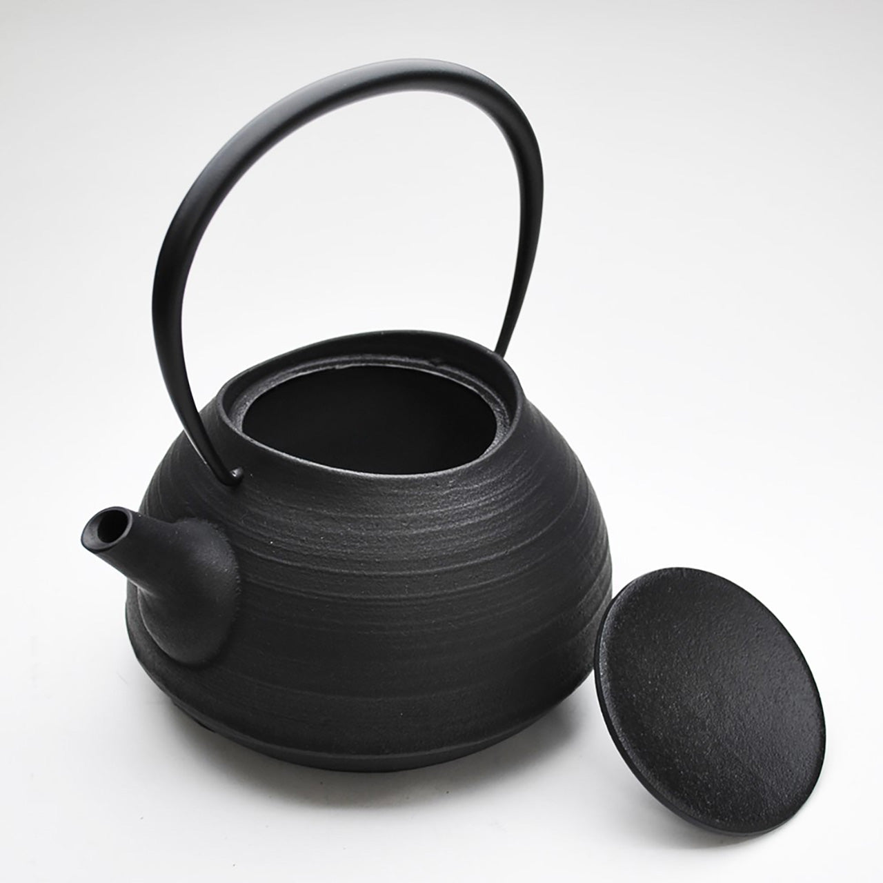 https://chidorivintage.com/cdn/shop/files/Tea-supplies-Iron-kettle-Brush-mark-1_0L-Black-Induction-cooker-200V-compatible-Nambu-ironware-Metalwork-4.jpg?v=1690917944