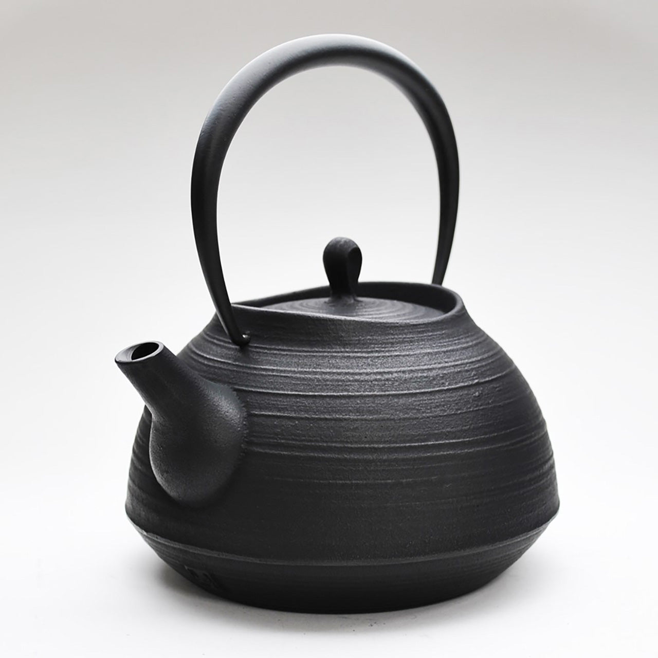 https://chidorivintage.com/cdn/shop/files/Tea-supplies-Iron-kettle-Brush-mark-1_3L-Black-Induction-cooker-200V-compatible-Nambu-ironware-Metalwork-2.jpg?v=1690917957