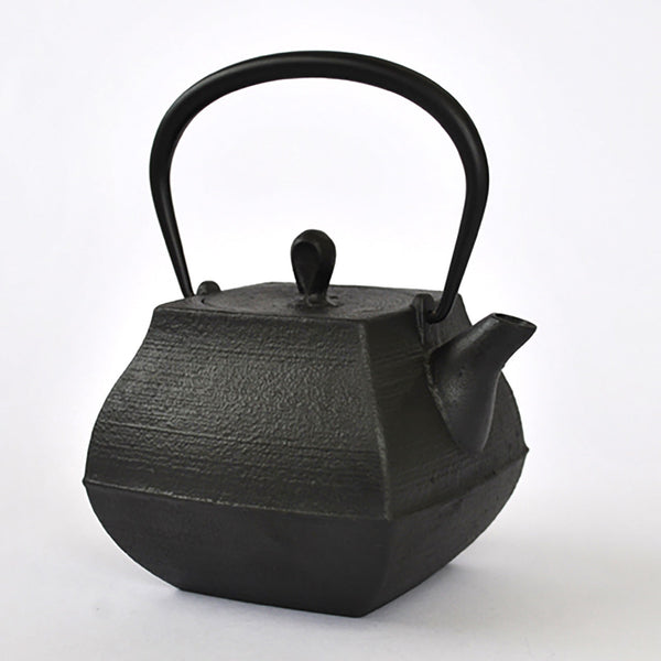 https://chidorivintage.com/cdn/shop/files/Tea-supplies-Small-iron-kettle-Rock-garden-0_8L-Nambu-ironware-Metalwork-2_grande.jpg?v=1690918018
