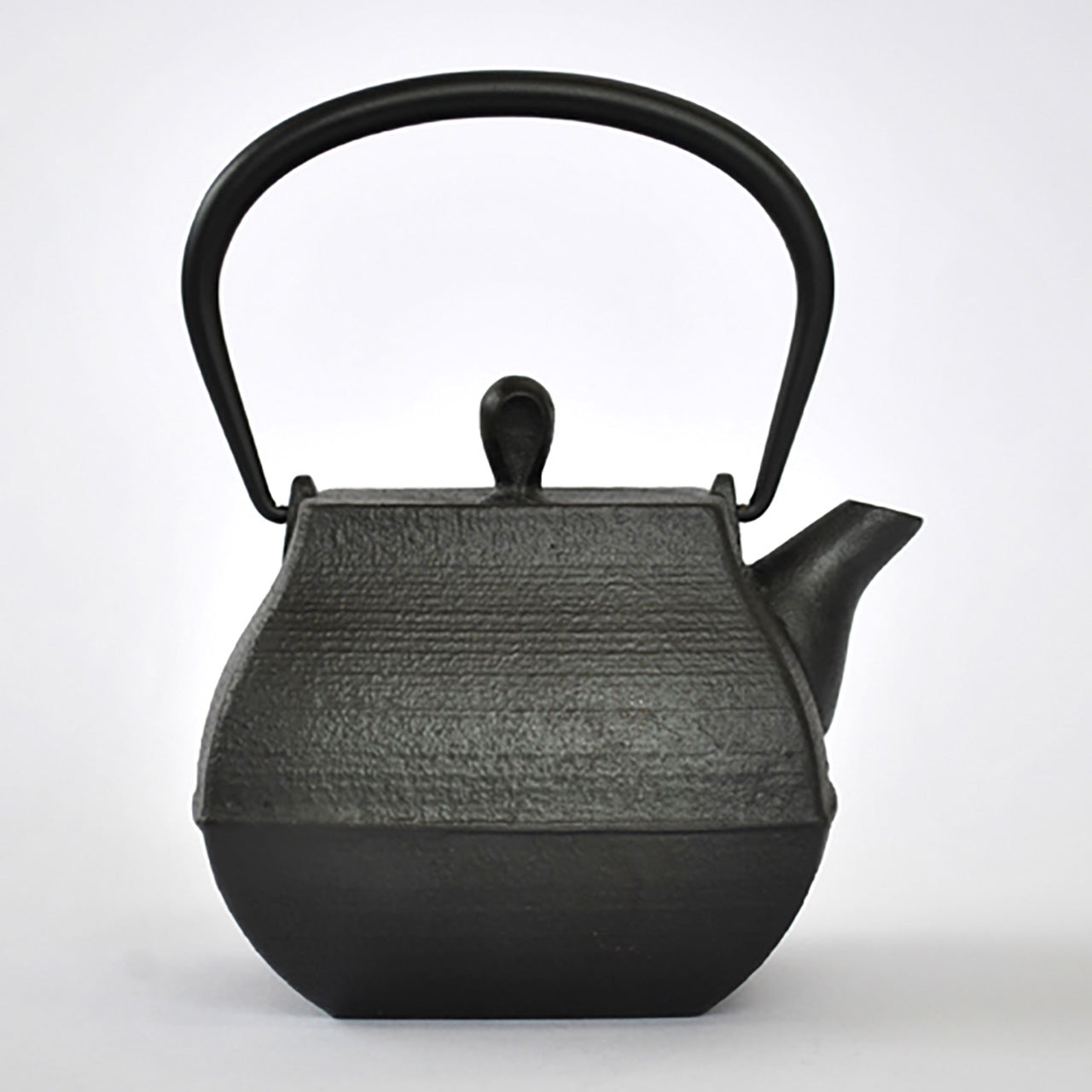 https://chidorivintage.com/cdn/shop/files/Tea-supplies-Small-iron-kettle-Rock-garden-0_8L-Nambu-ironware-Metalwork.jpg?v=1690918013