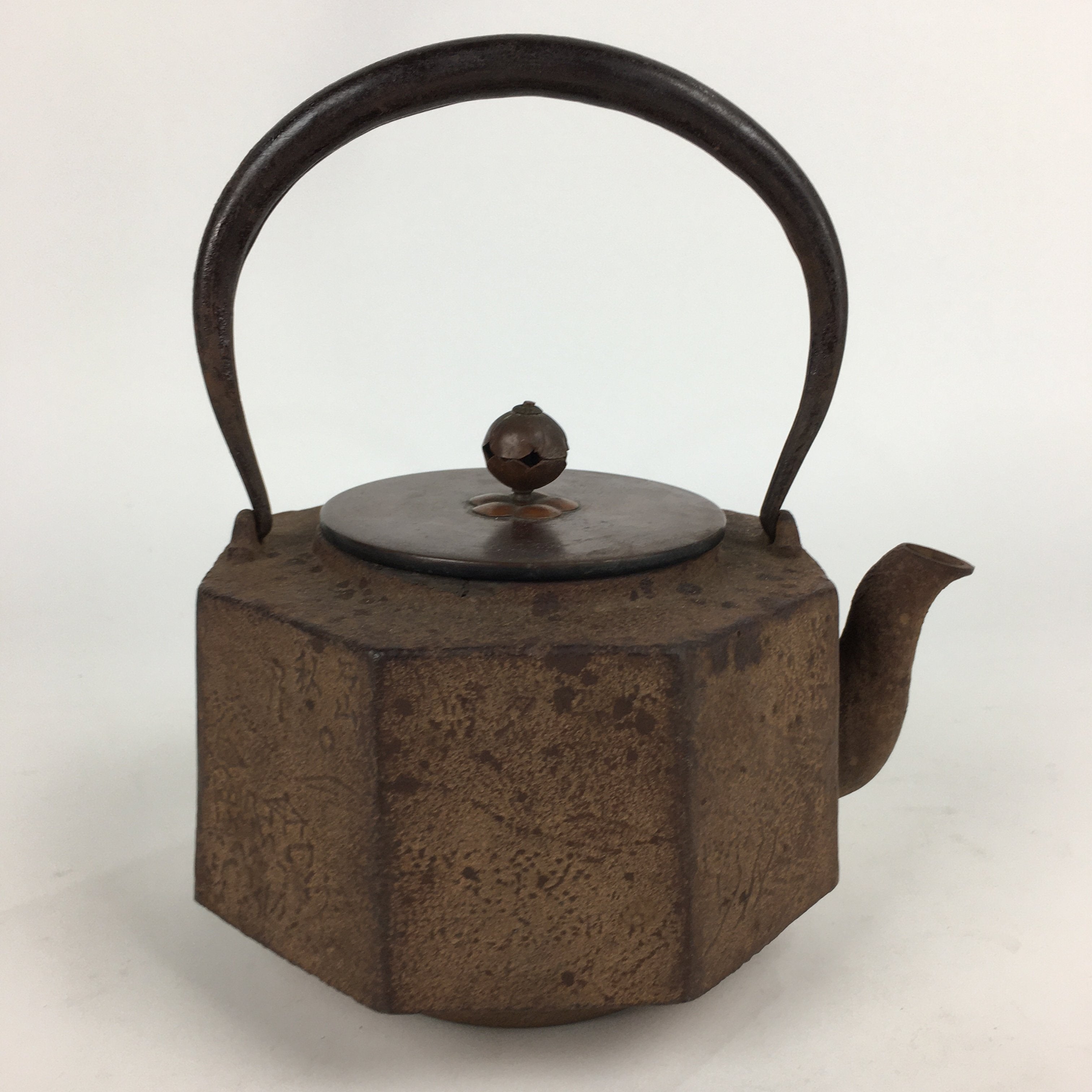 https://chidorivintage.com/cdn/shop/products/Antique-Japanese-Cast-Iron-Copper-Kettle-Teapot-Tea-Ceremony-Tetsubin-Sado-TG153-4.jpg?v=1638818151