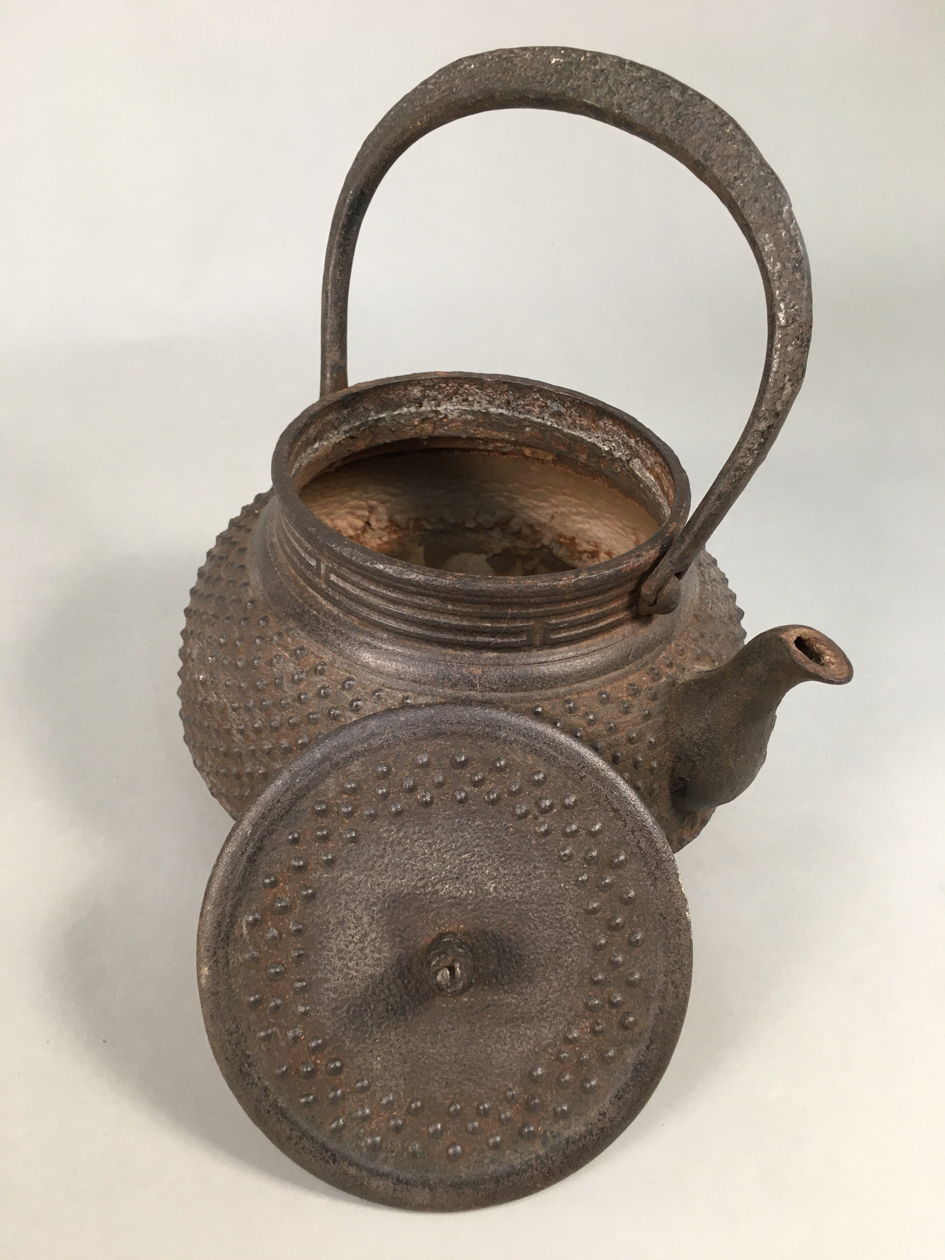 https://chidorivintage.com/cdn/shop/products/Antique-Japanese-Cast-Iron-Teapot-Kyusu-Tetsubin-Kettle-Arare-Nanbu-Tekki-T77-11_368d142c-ece6-48fe-9025-a27de1fed9b1.jpg?v=1629480939