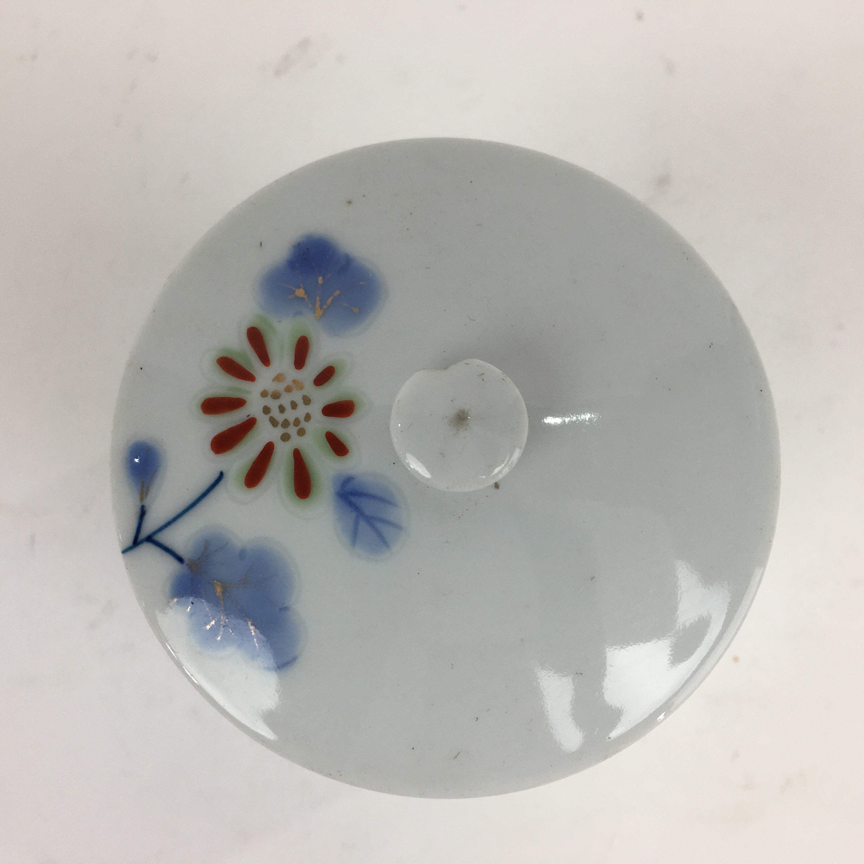 https://chidorivintage.com/cdn/shop/products/Antique-Japanese-Porcelain-Lidded-3-tiered-Bento-Box-Jubako-Sakura-Dish-PP835-6.jpg?v=1648321743