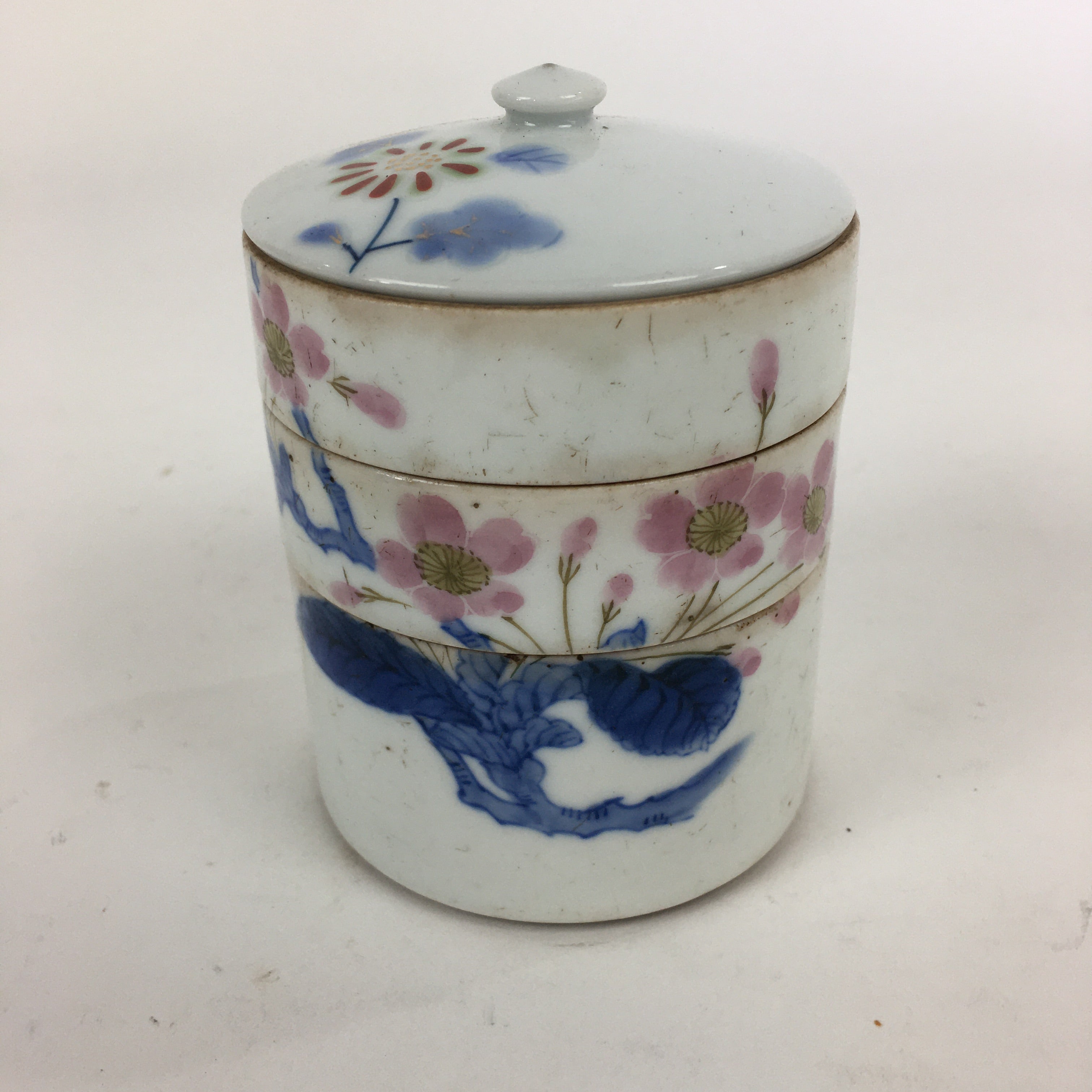 https://chidorivintage.com/cdn/shop/products/Antique-Japanese-Porcelain-Lidded-3-tiered-Bento-Box-Jubako-Sakura-Dish-PP835.jpg?v=1648321720