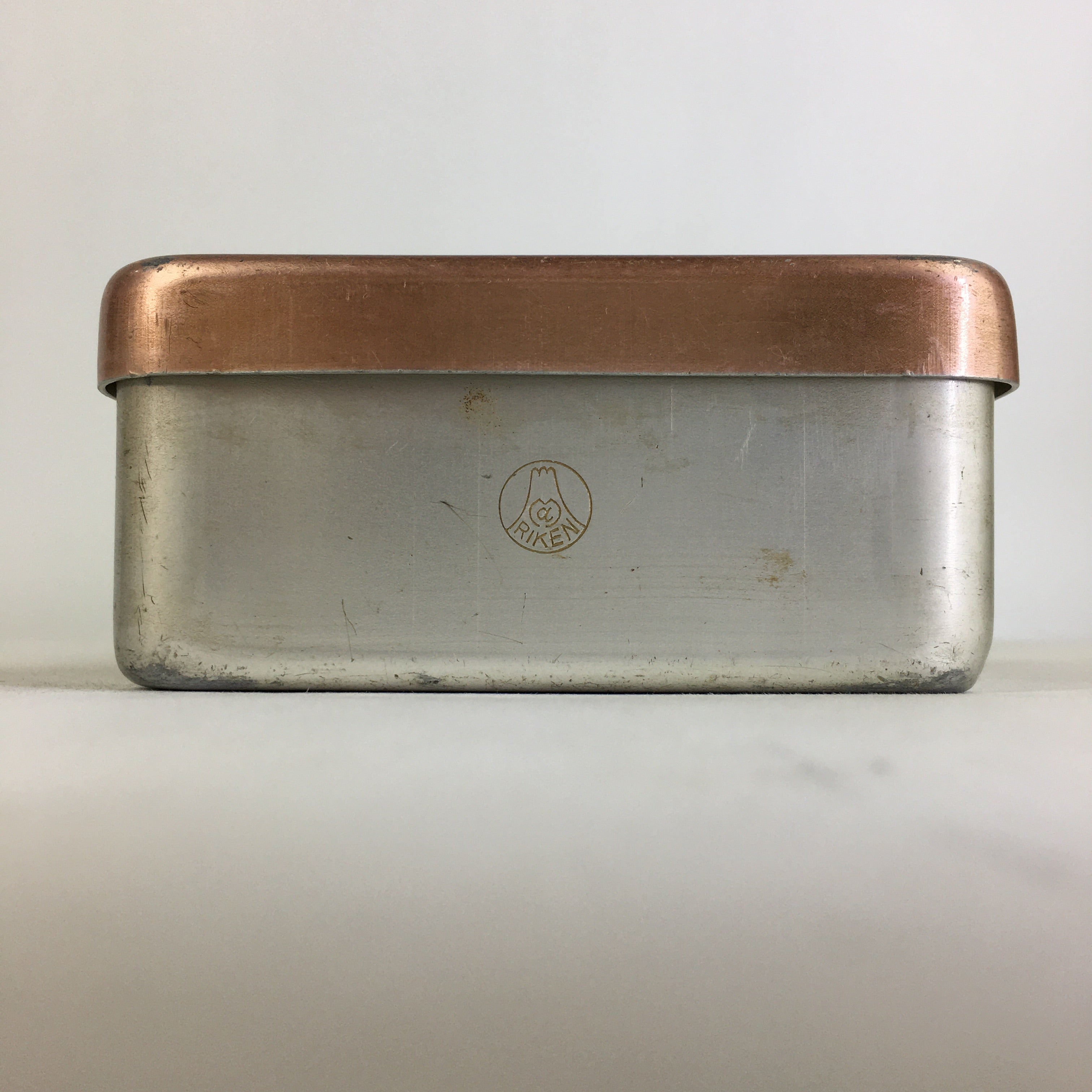 https://chidorivintage.com/cdn/shop/products/Japanese-Aluminum-Bento-Box-Vtg-Lunch-Box-Container-1Tier-Silver-Pink-JK314-3.jpg?v=1654024724