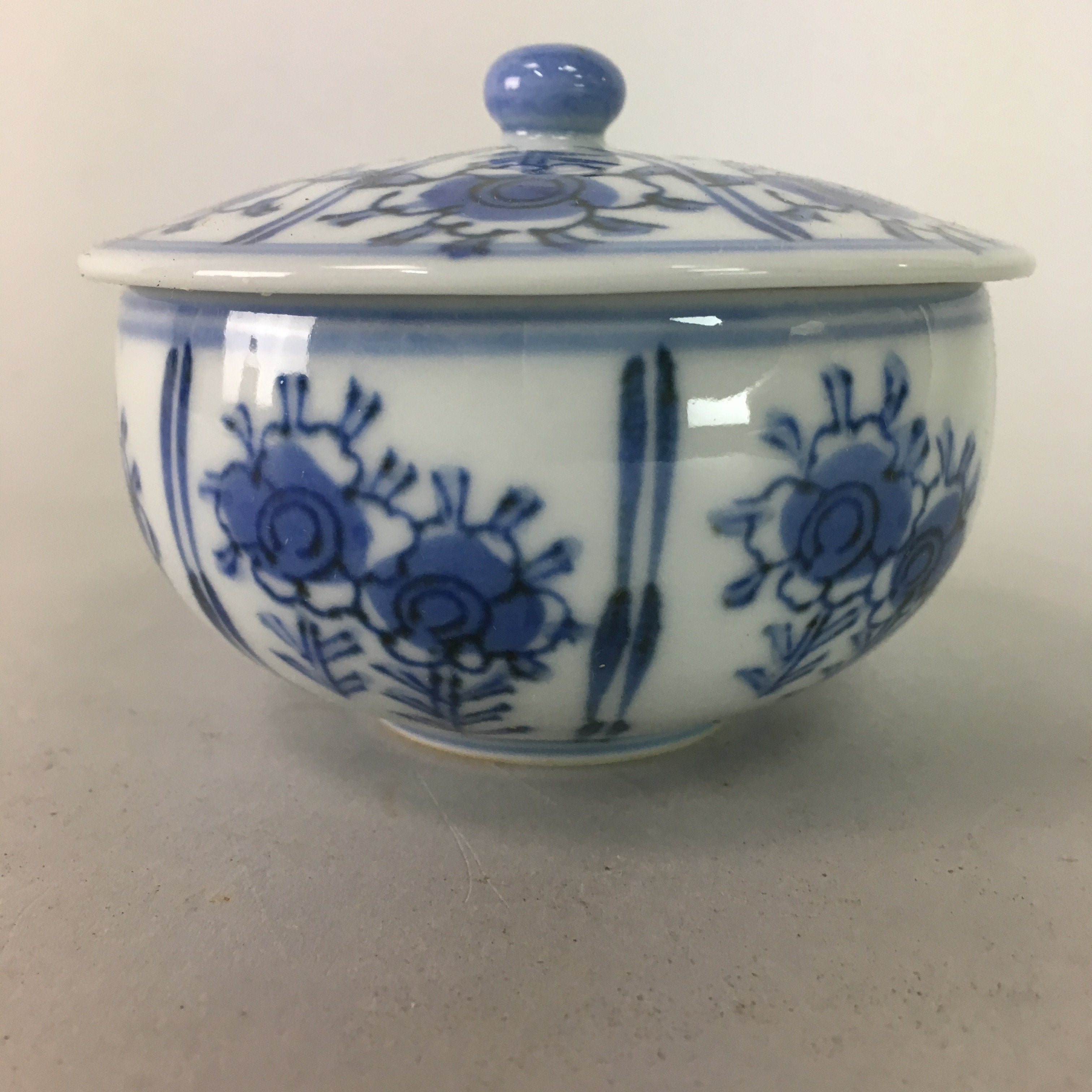 Japanese Arita ware Porcelain Teacup Vtg Lidded Yunomi Sometsuke Floral QT11