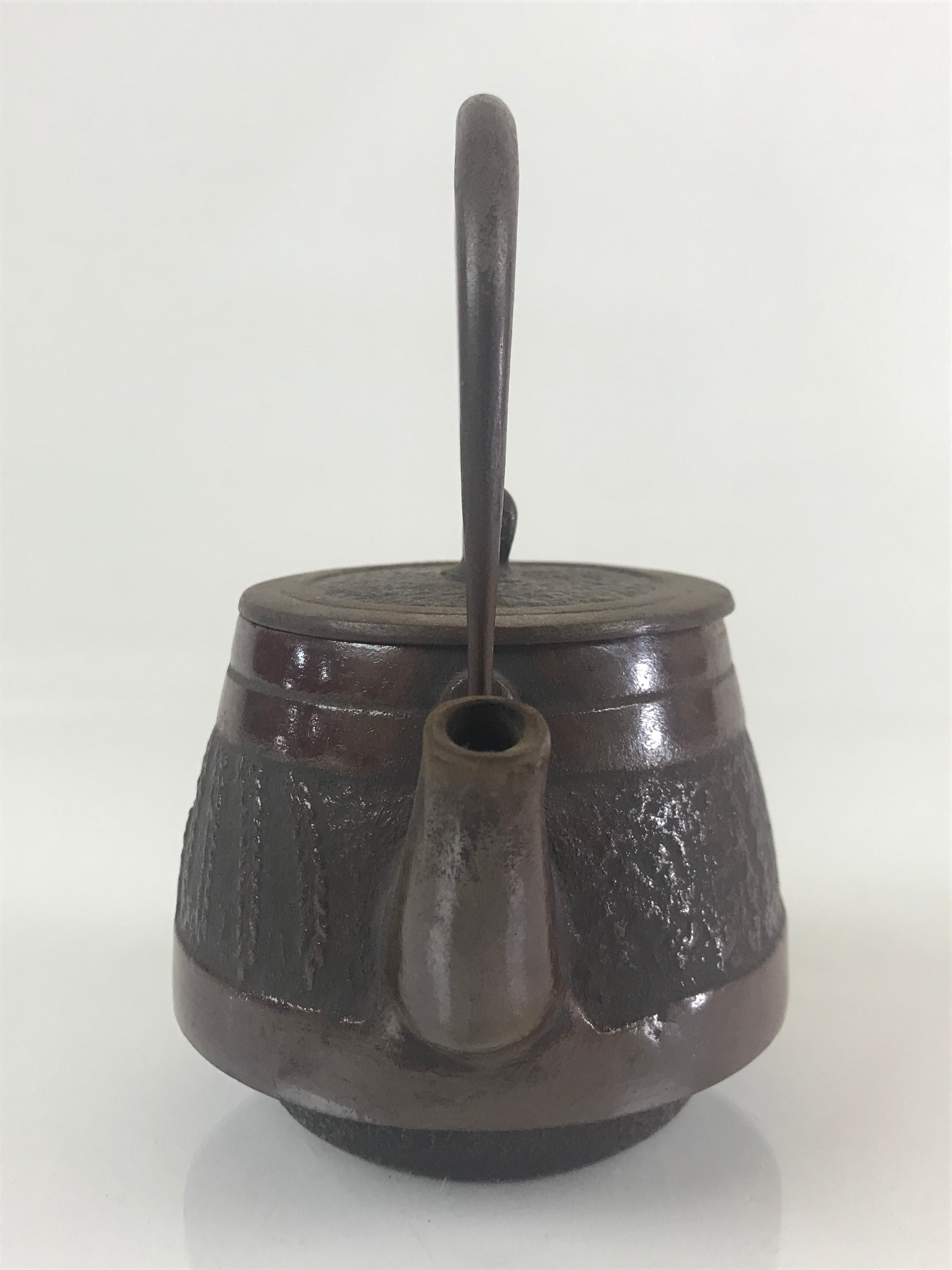 https://chidorivintage.com/cdn/shop/products/Japanese-Cast-Iron-Teapot-Tetsubin-Kettle-Trivet-Vtg-Nanbu-Tekki-Kyusu-T102-12.jpg?v=1664911009