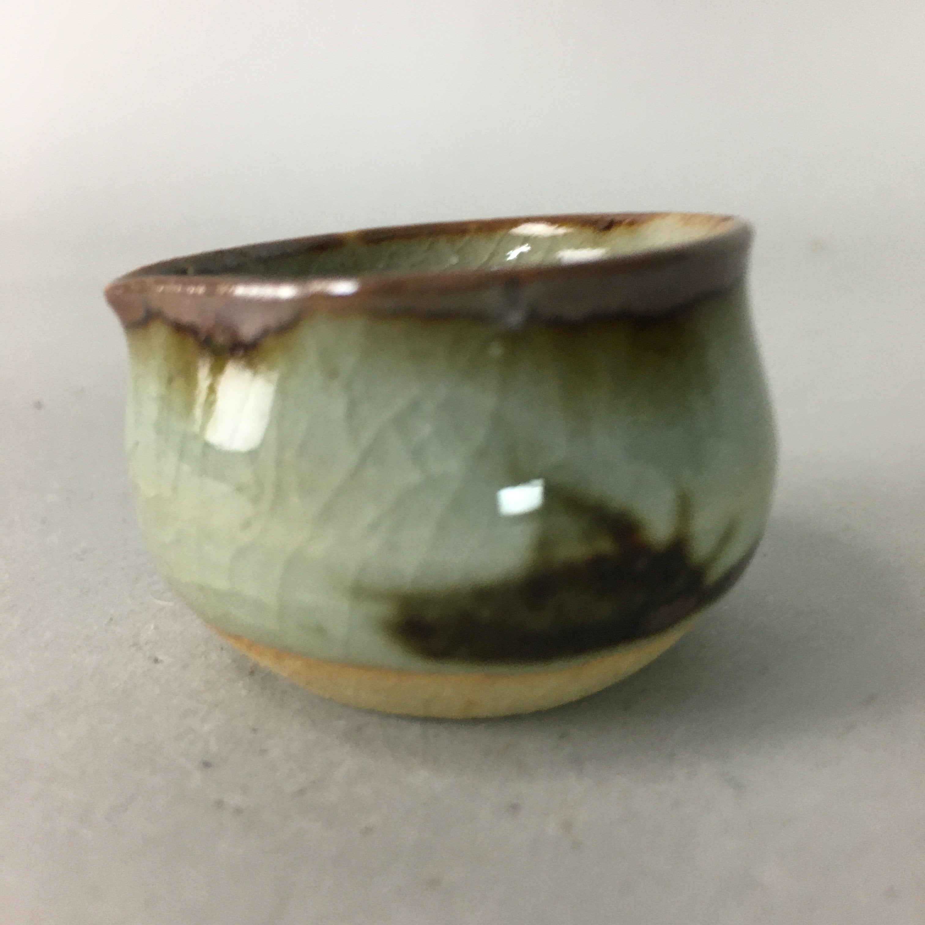Japanese Ceramic Sake Cup Lipped Guinomi Sakazuki Vtg Pottery Gray GU717
