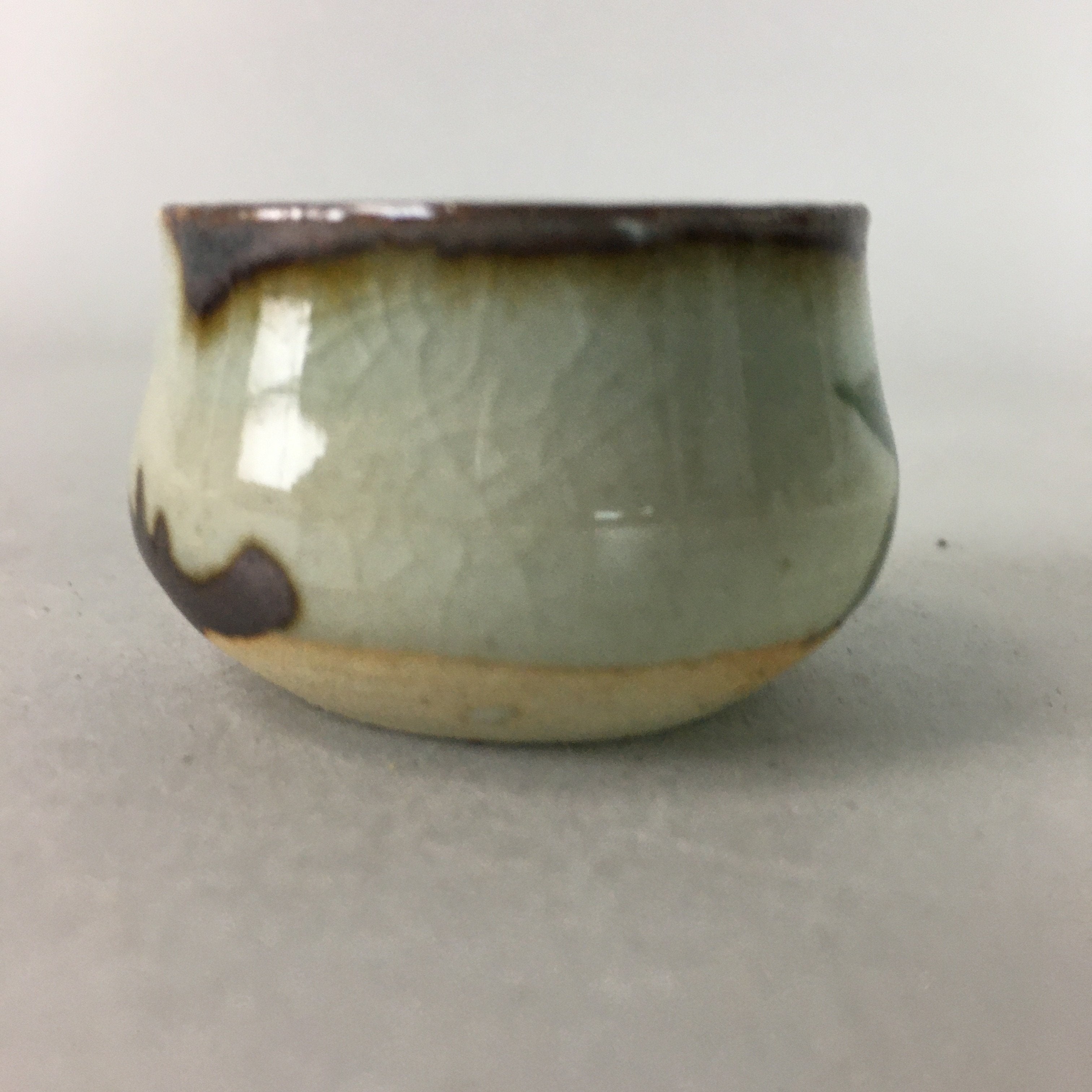 Japanese Ceramic Sake Cup Lipped Guinomi Sakazuki Vtg Pottery Gray GU729