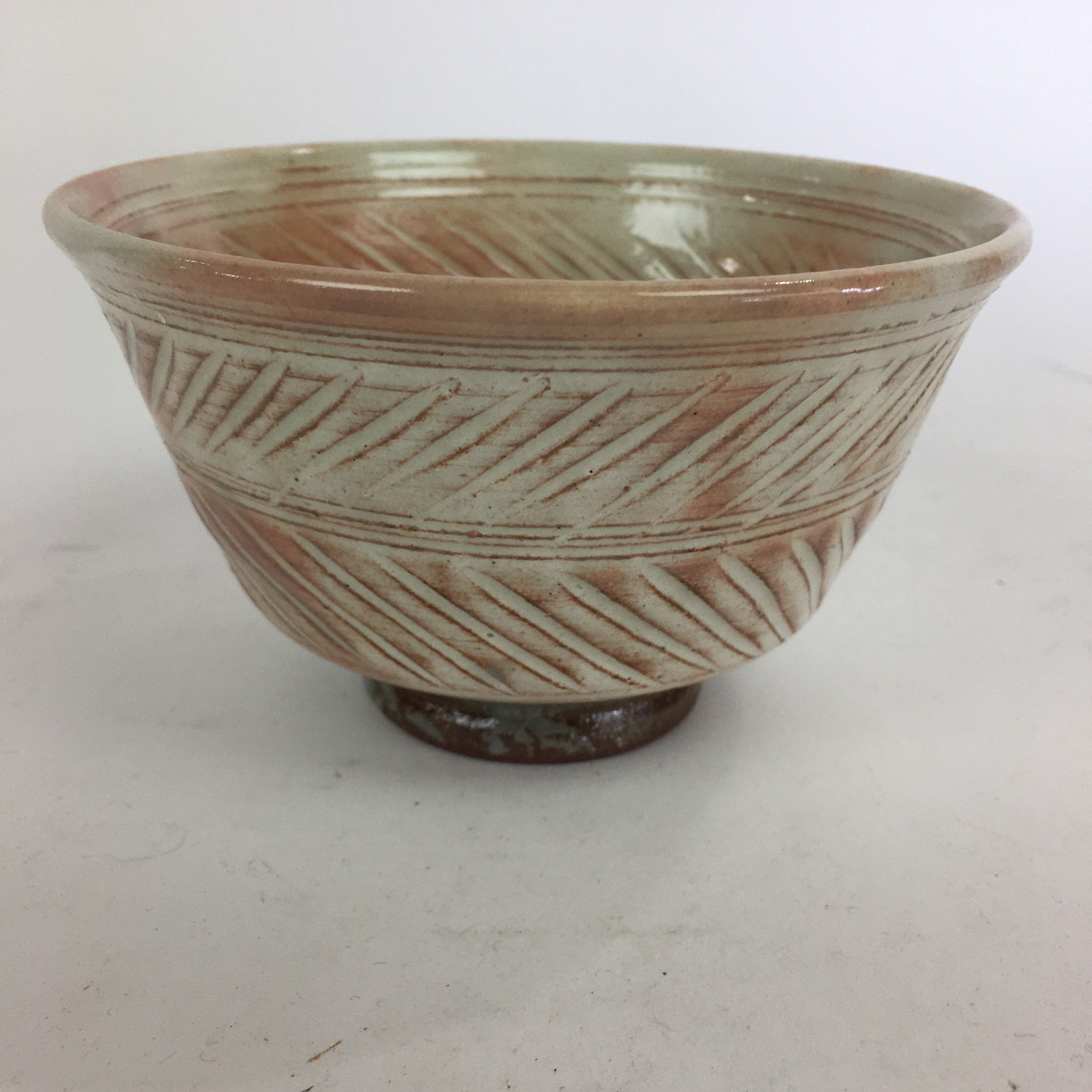 Japanese Ceramic Tea Bowl Vtg Ceremony Chawan Flower Pattern White Pink GTB764