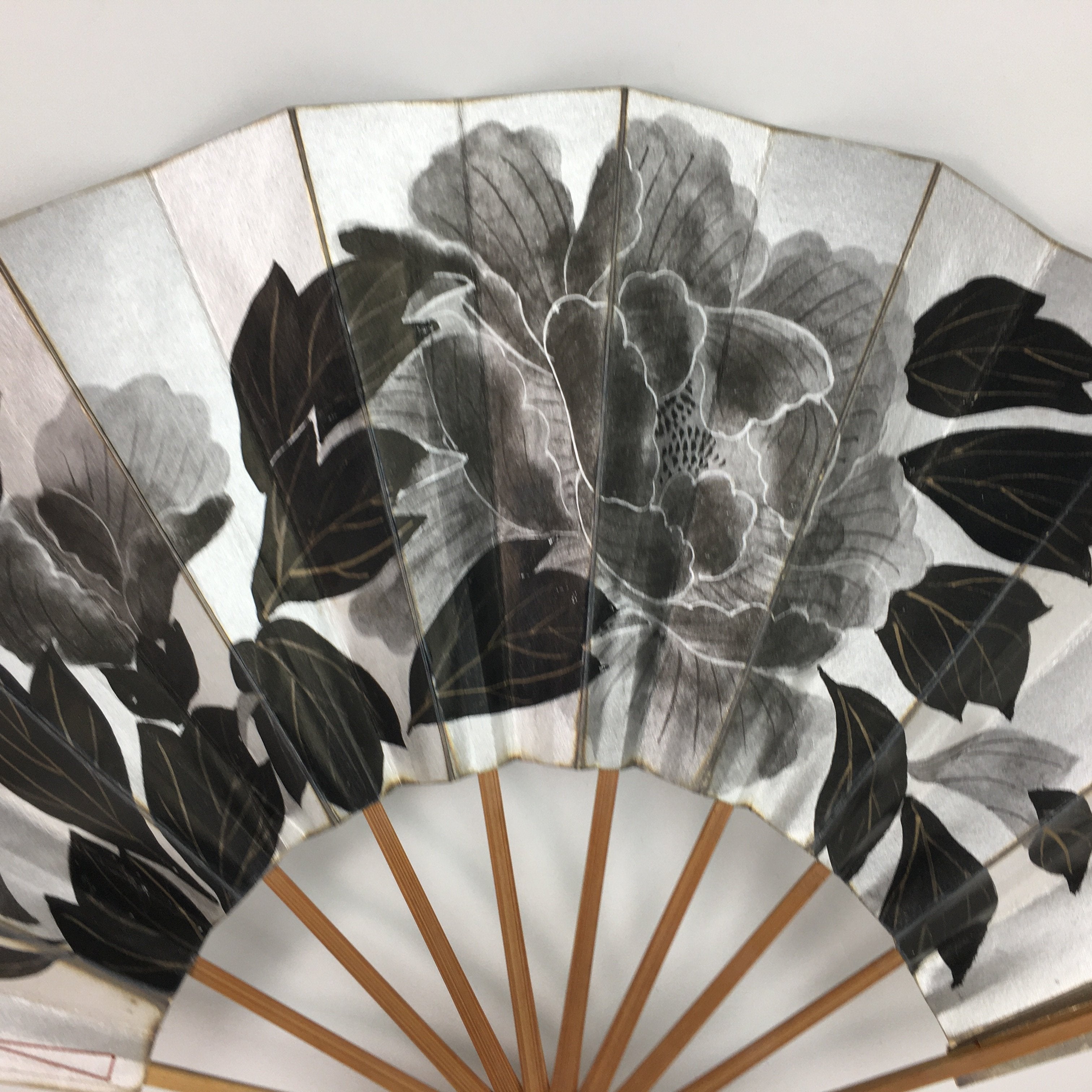 https://chidorivintage.com/cdn/shop/products/Japanese-Folding-Fan-Vtg-Sensu-Paper-Bamboo-Frame-Silver-Black-Flower-4D496-8_b8fb0b1e-47ea-4d1d-87c1-df0bb2626ce2.jpg?v=1629533314