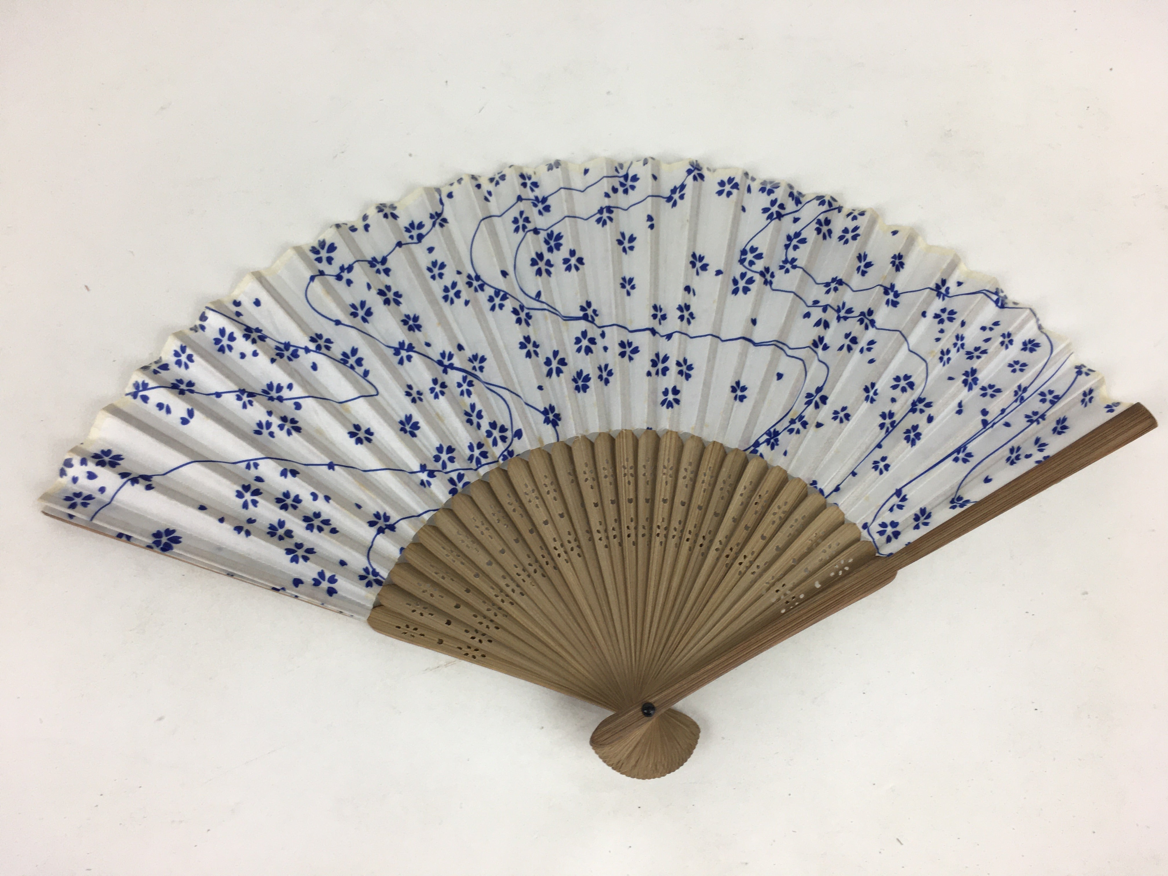Japanese Folding Fan Vtg Sensu White Fabric Bamboo Frame Blue Flower 4D528
