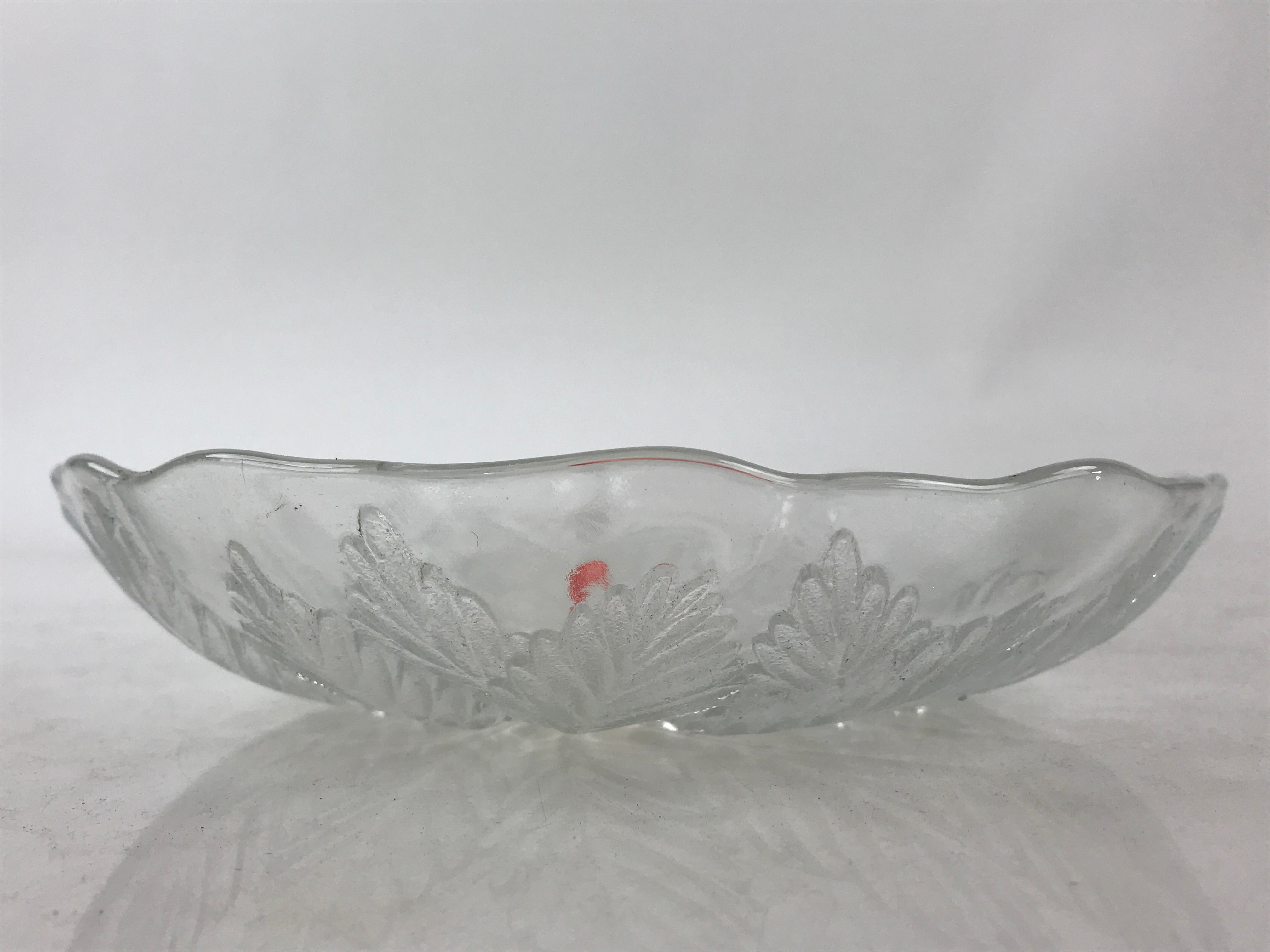 https://chidorivintage.com/cdn/shop/products/Japanese-Glass-Clear-Bowl-Salad-Plate-Vtg-Kamei-Glass-Kunugi-Leaves-Garasu-Bachi-4.jpg?v=1677439163