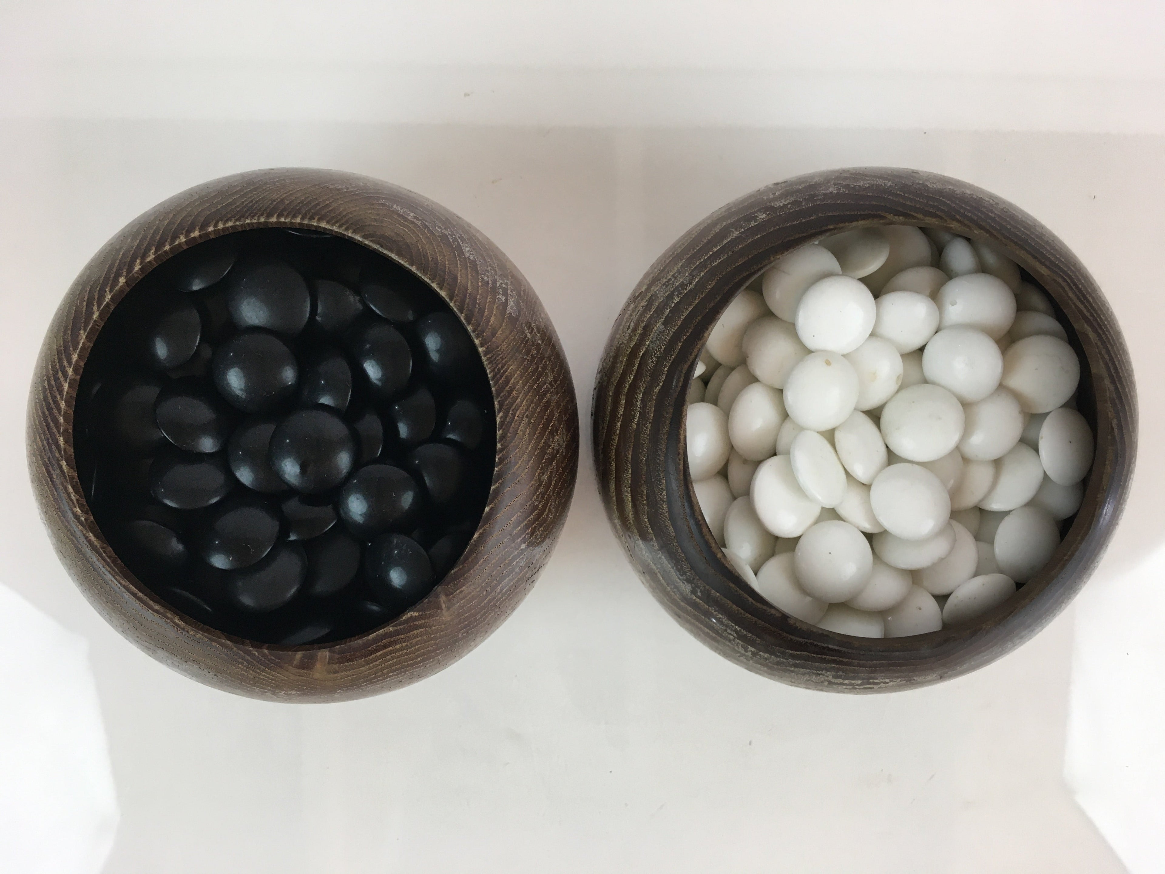 Japanese Go Stone Vtg Goishi Game Piece Set Dark Brown Bowl Black White GO70