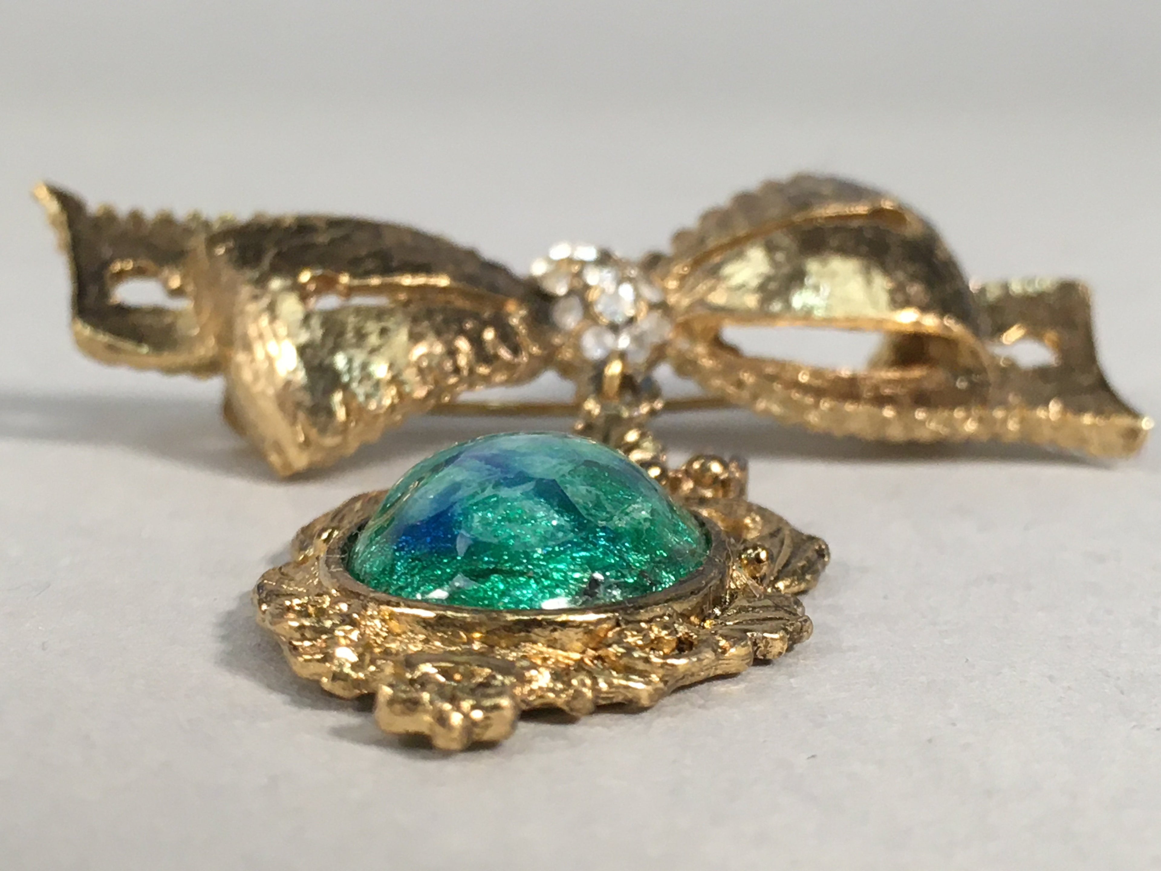 Japanese Green Opal Oval Glass Brooch Metal Ribbon Vtg Bijou Pin Gold JK41