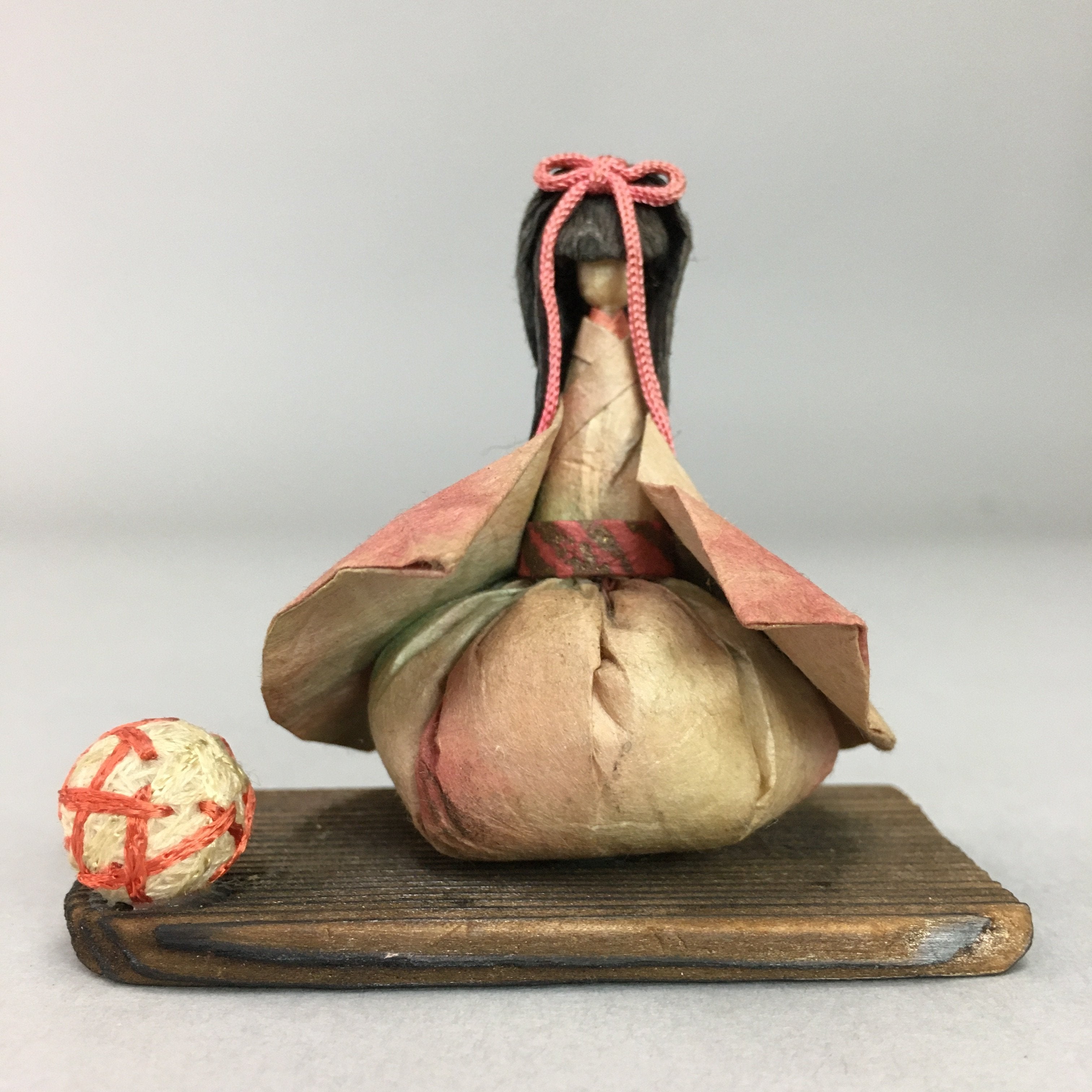 Japanese Kokeshi Doll Paper Figurine Vtg Kimono Girl Hand Ball Pink KF343