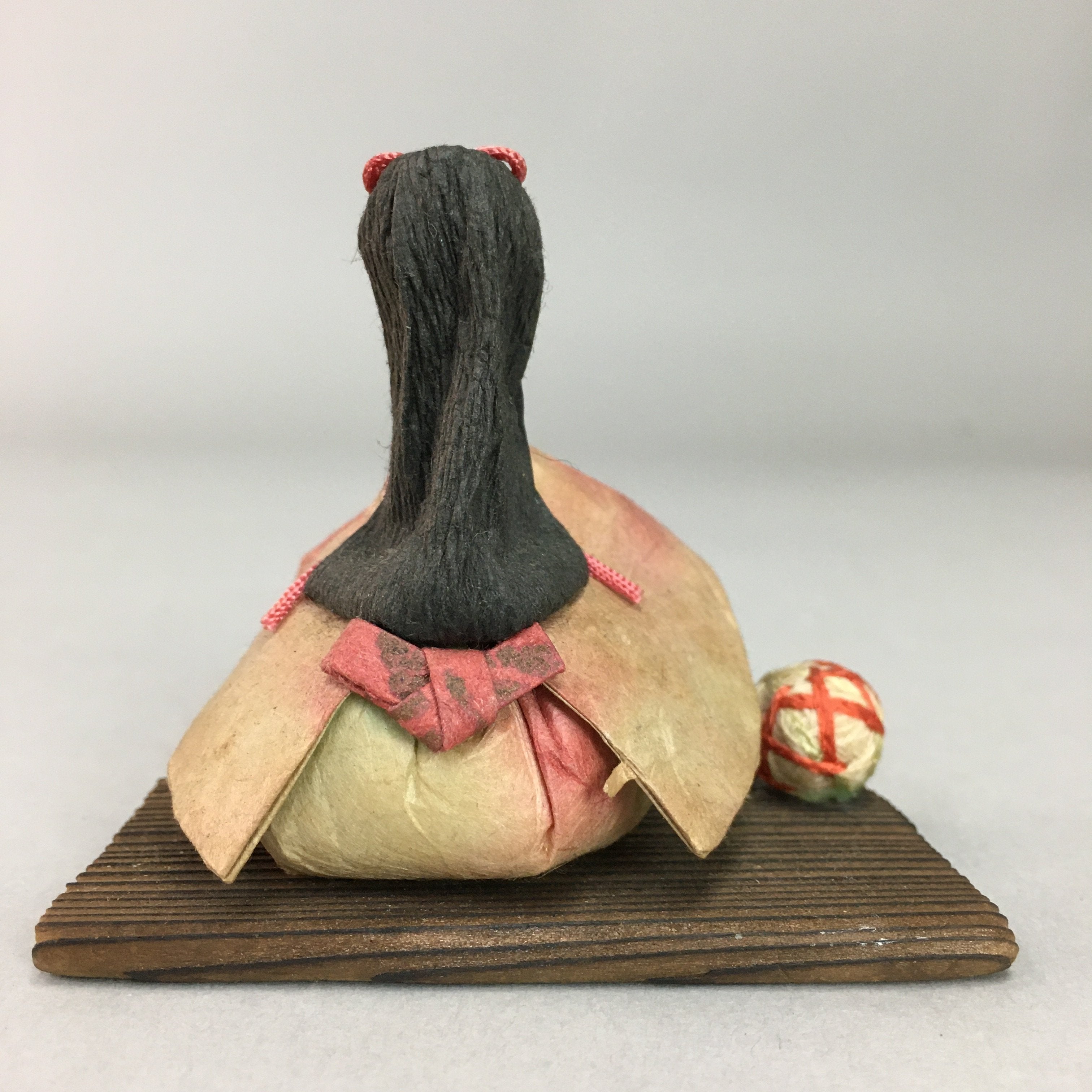 Japanese Kokeshi Doll Paper Figurine Vtg Kimono Girl Hand Ball Pink KF343