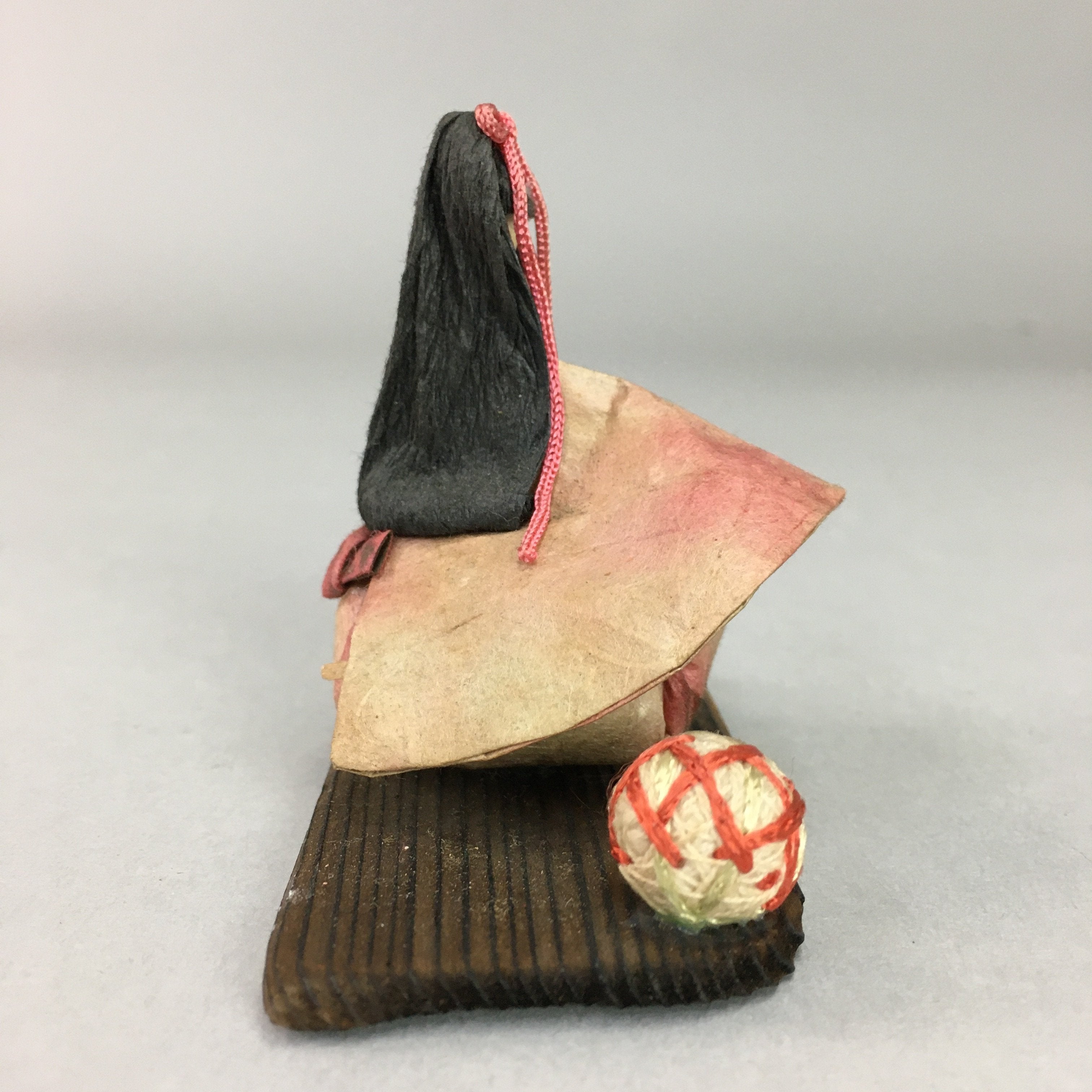 Japanese Kokeshi Doll Paper Figurine Vtg Kimono Girl Hand Ball Pink KF343