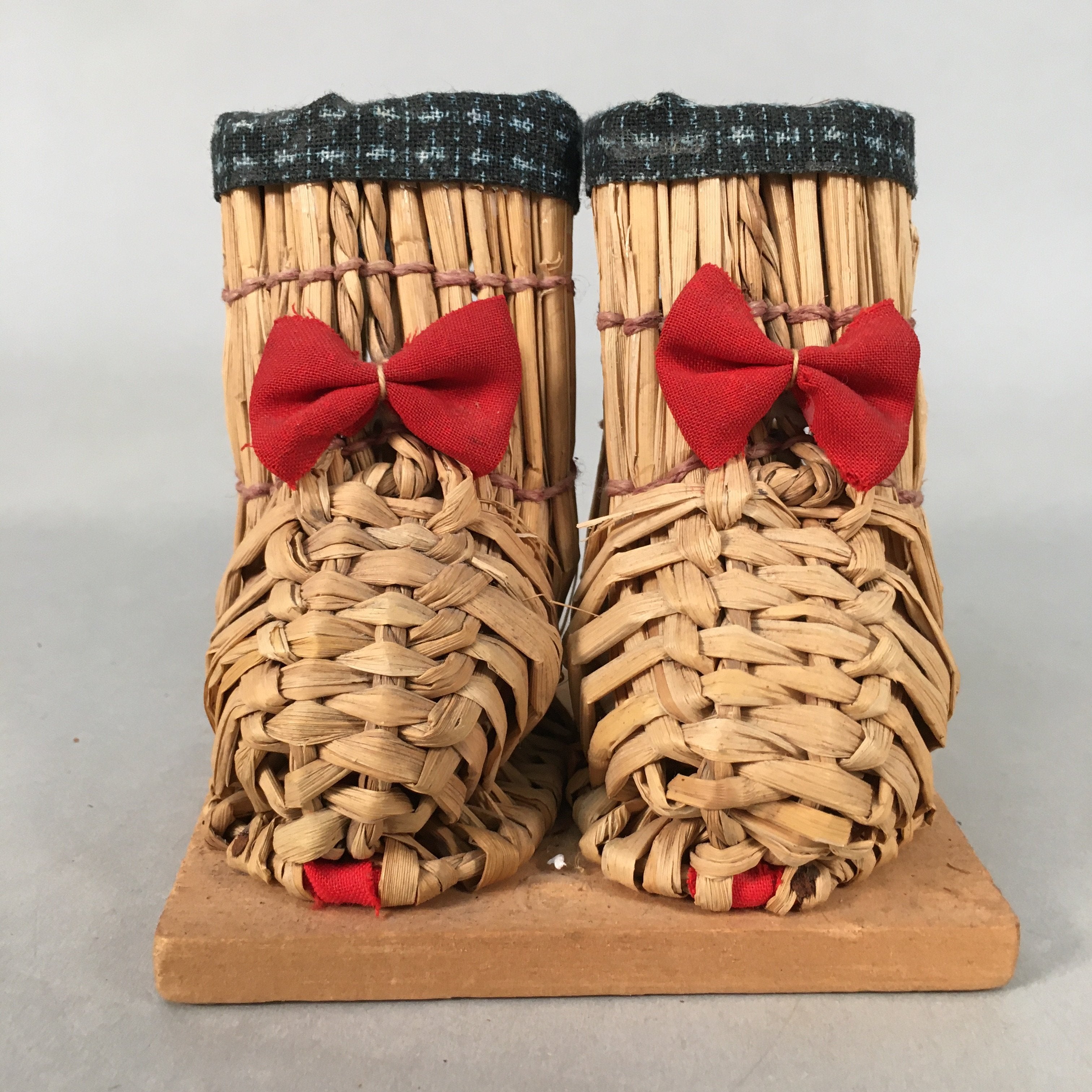 Japanese Kokeshi Doll Vtg Handmade Straw Boots Wara Nagagutsu Red Ribbon KF508