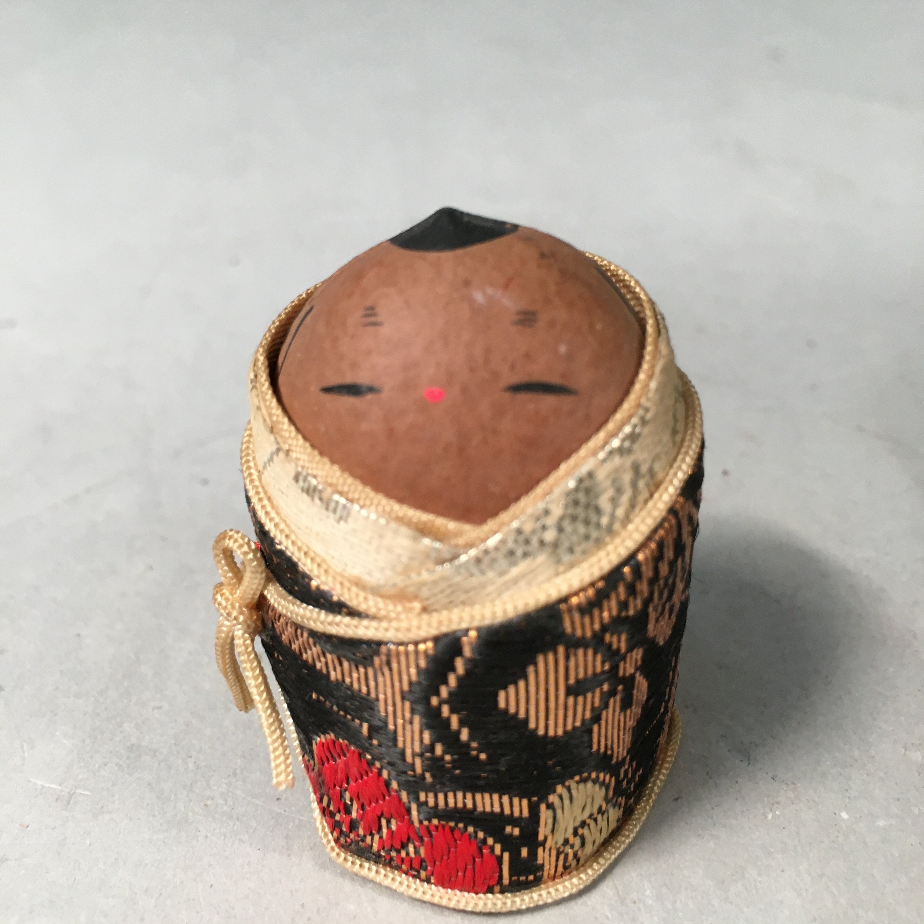 Japanese Kokeshi Doll Vtg Wooden Figurine Baby Swaddle Blanket Gold KF416