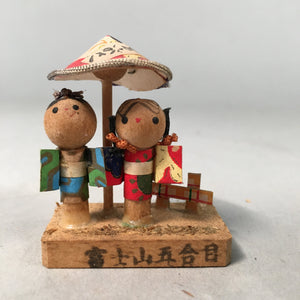 Japanese Kokeshi Doll Vtg Wooden Figurine Kimono Couple Umbrella Mt.Fuji KF428