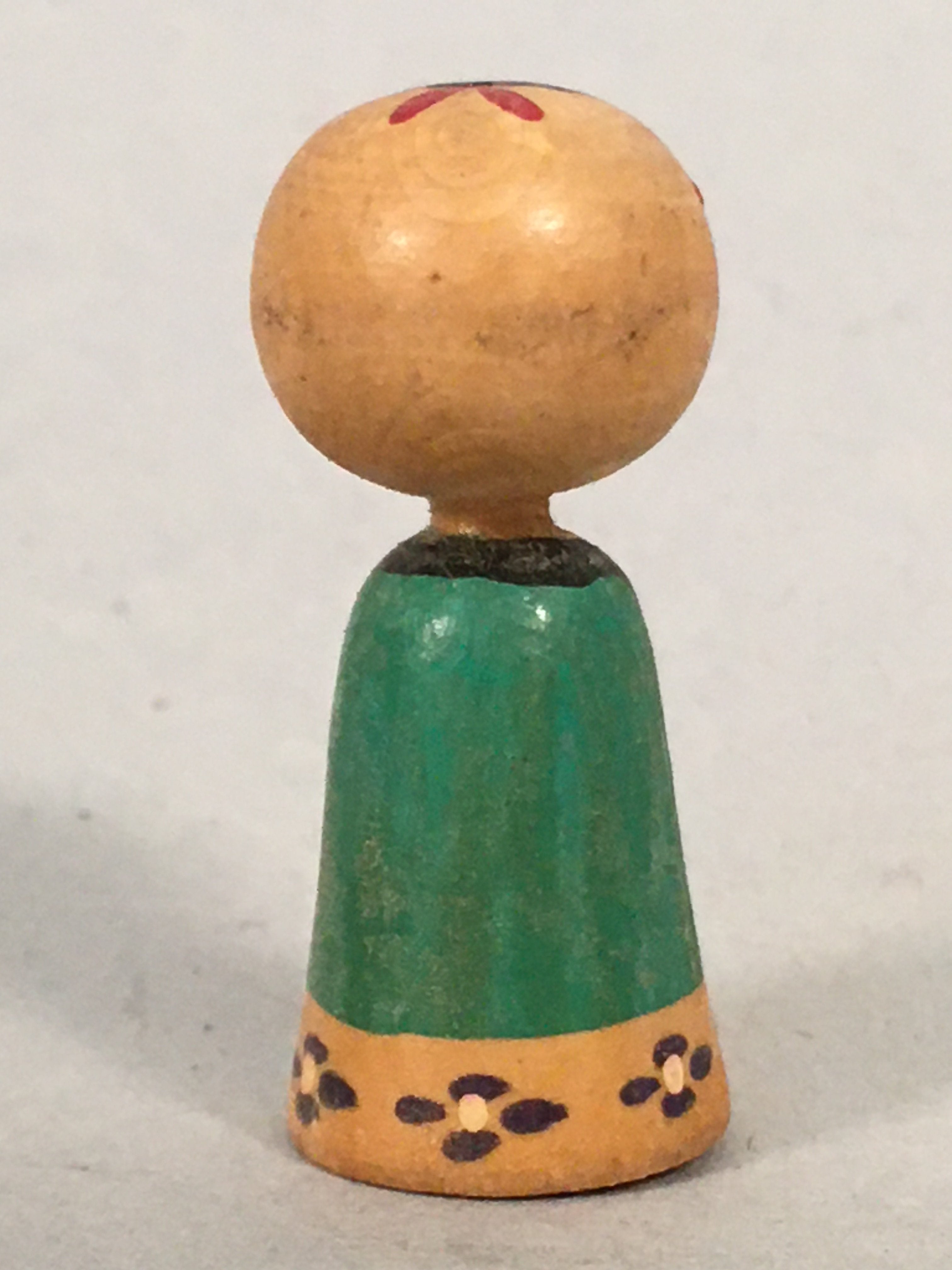 Japanese Kokeshi Doll Vtg Wooden Figurine Kimono Girl Kid Green KF477