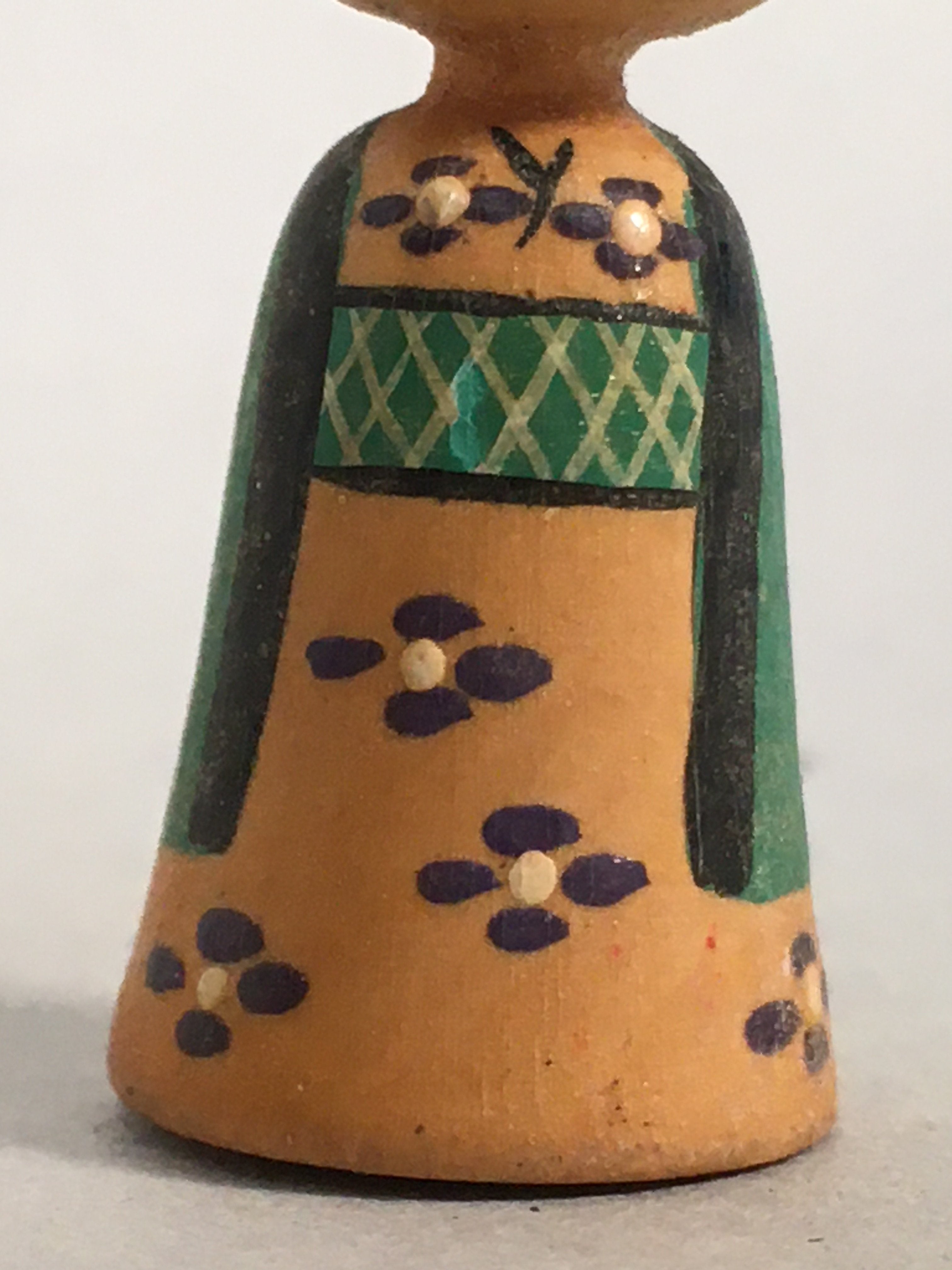 Japanese Kokeshi Doll Vtg Wooden Figurine Kimono Girl Kid Green KF477