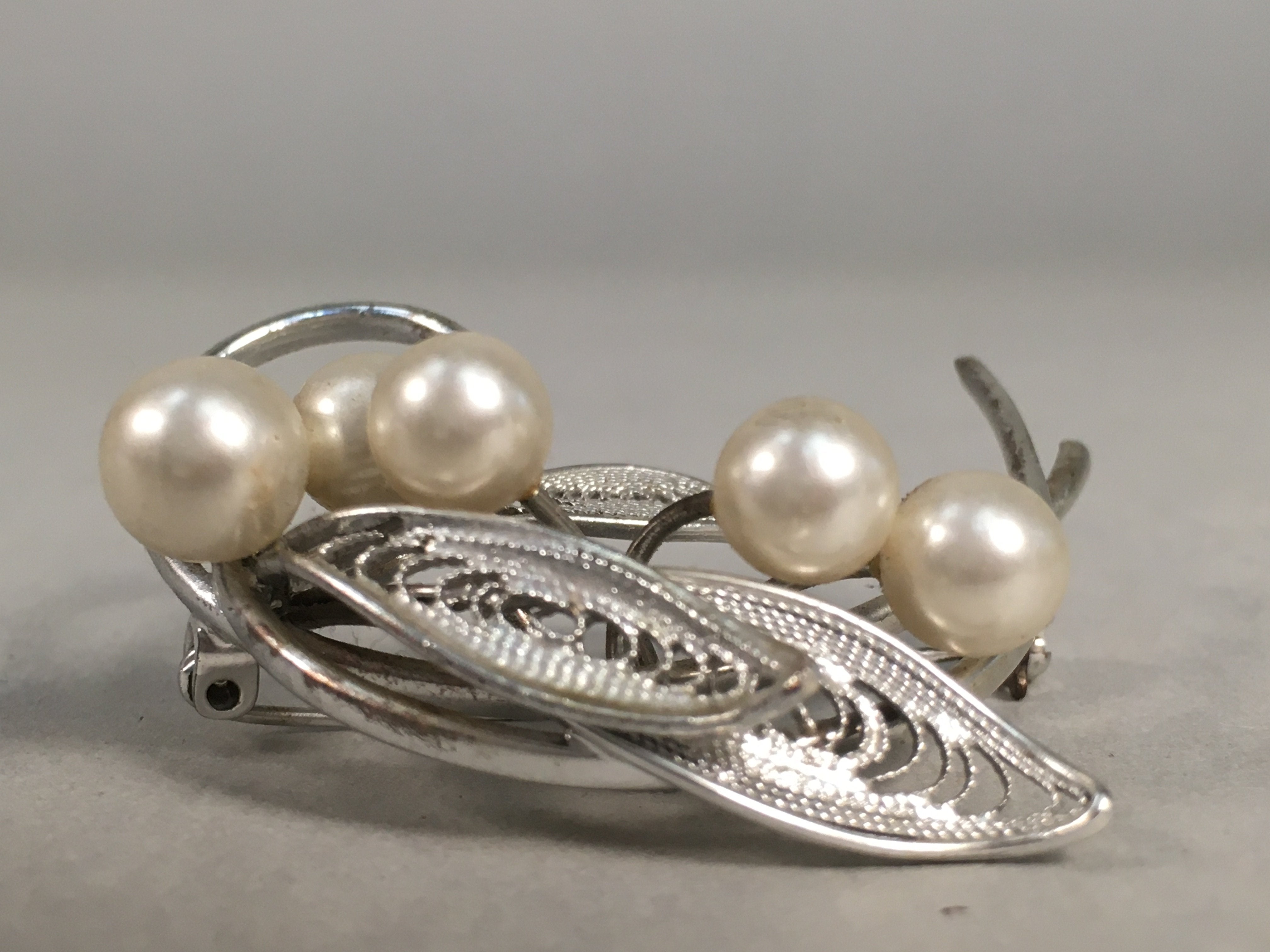 Japanese Pearl Brooch Silver Metal Vtg Pin Badge Artificial White JK101