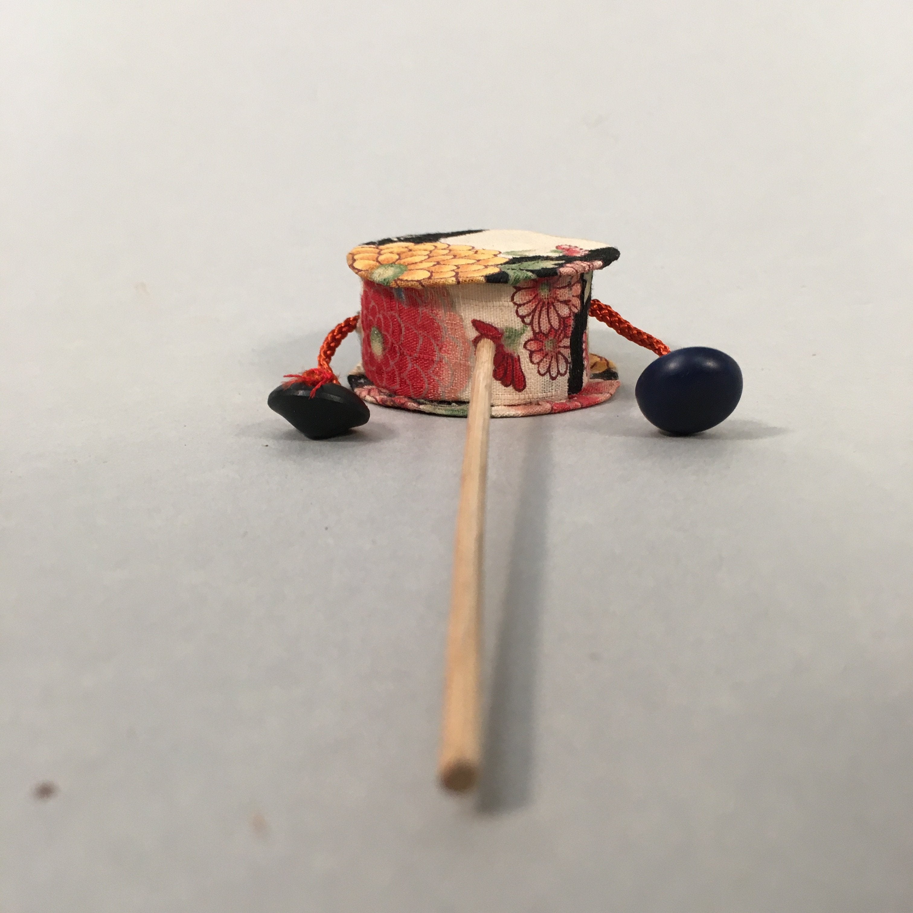 Japanese Pellet Drum Traditional Toy Vtg Den-Den-Daiko Floral Fabric Beads J961