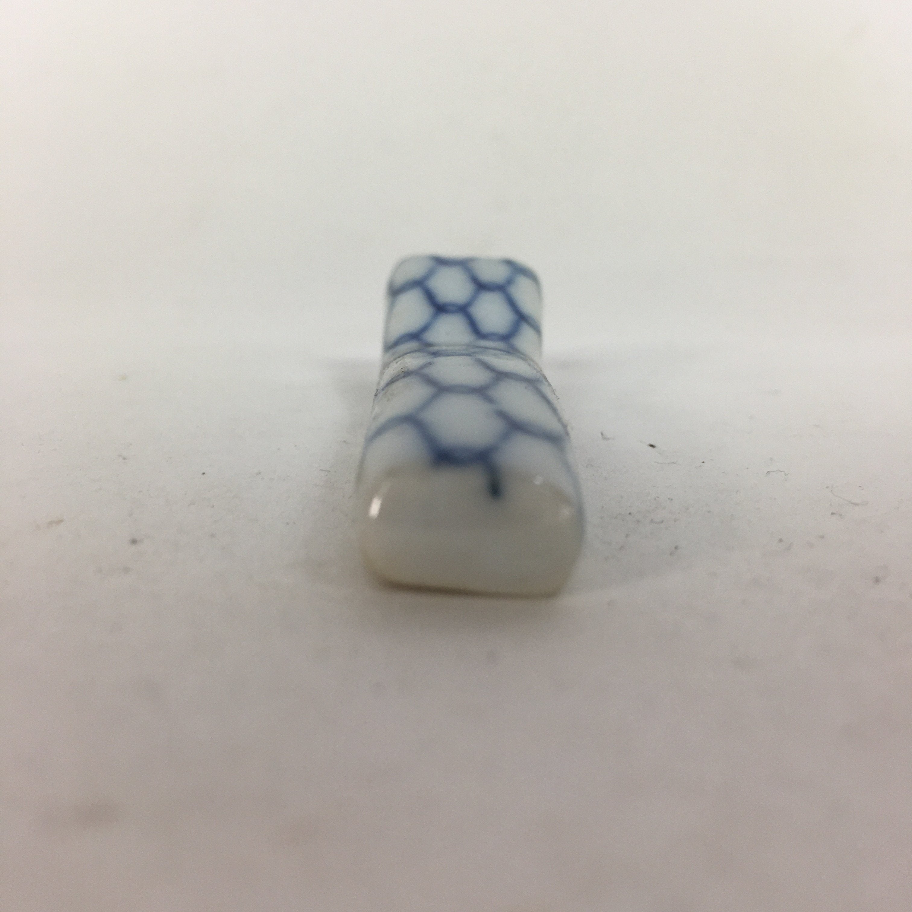 Japanese Porcelain Chopstick Rest Holder Vtg Blue Sometsuke Net Hashioki CR247